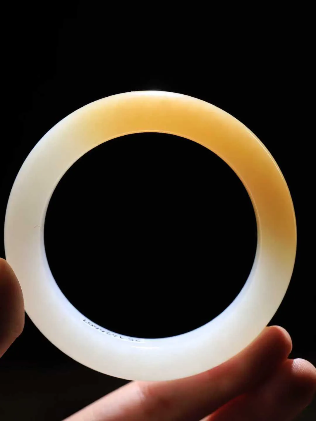 【柔情素语·手镯】

精品和田玉糖白玉手镯，玉质细腻温润，手感舒适，️线条流畅，简约大气，美自天成，佩戴于腕间，婉约之美，举手投足间透出那份低调奢华，醉人心扉。重96.7克 内径圈口60.5mm  尺寸15.6-11.2mm   FDA-551241900