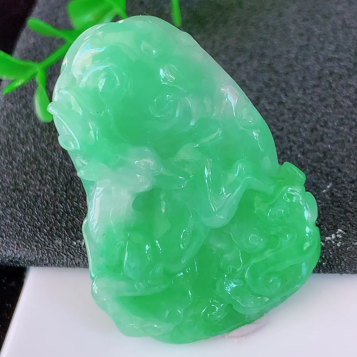 自然光实拍，满绿翡翠梅花鹿吊坠，鹿与神灵般的梅花鹿相结合，有一路高升，吉祥寓意。爱物珍贵，雕工足够雅致脱俗，极具动态美。 佩戴效果优雅迷人！#57.16