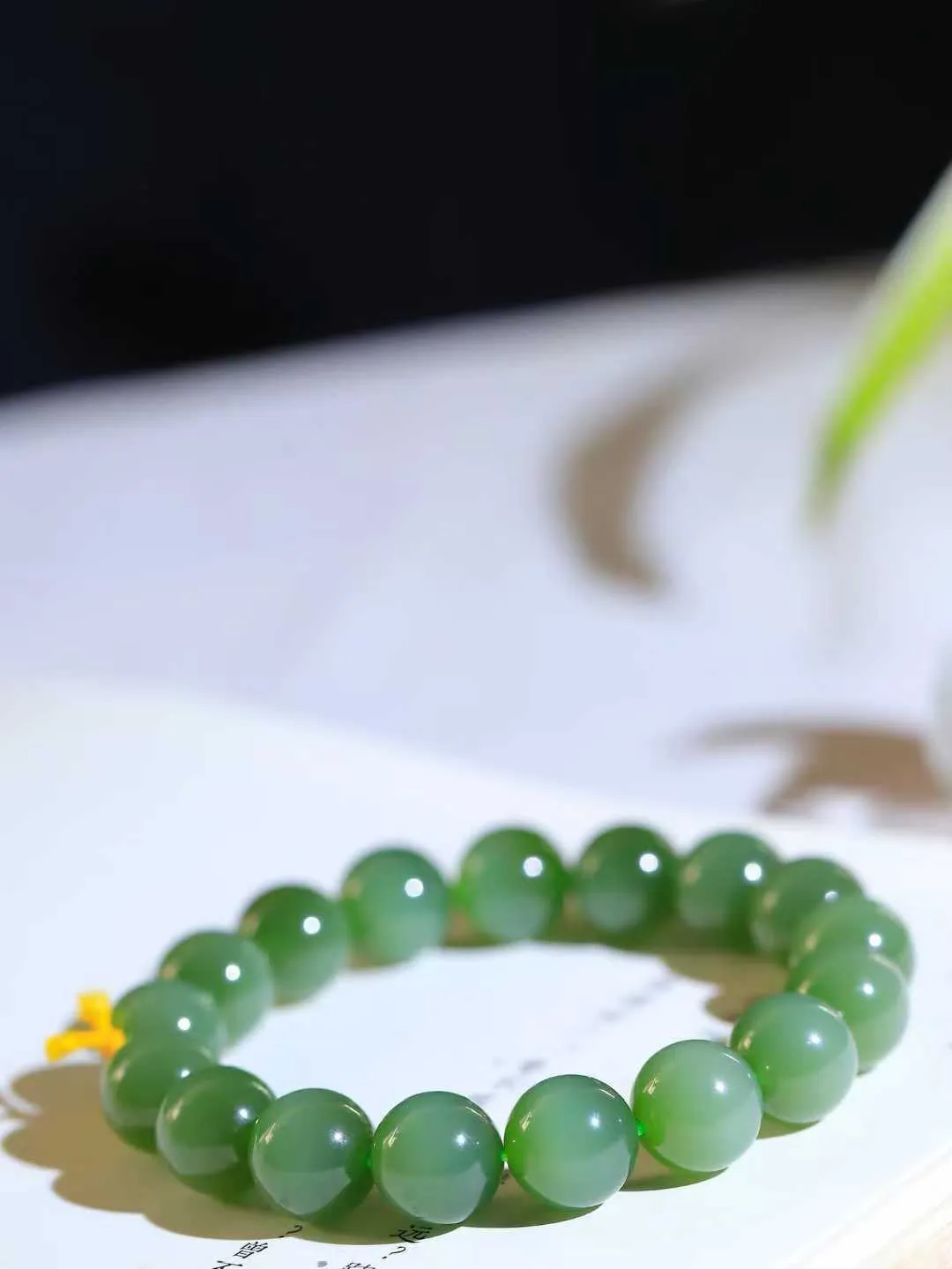 【珠圆玉润.手串】

收藏级和田玉碧玉猫眼珠圆玉润手串 玉质温润细腻  整串打磨圆润，佩戴舒适。珠