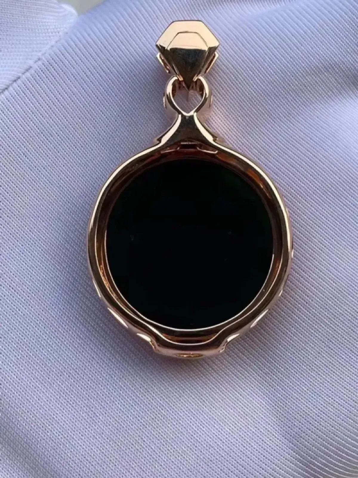 墨翠【蛋面吊坠】18K金+南非钻镶嵌，细腻干净，黑度好、性价比高，雕工精湛，打灯透绿 裸石尺寸：24.2*