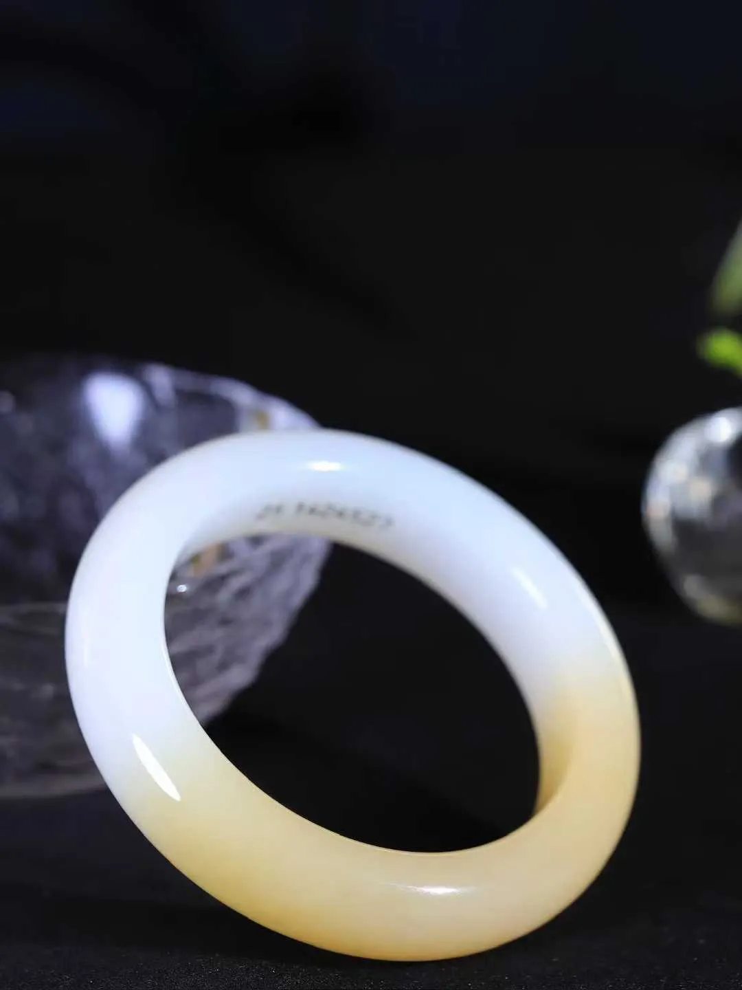 （一见倾心.手镯）

精品和田玉糖白玉手镯，玉质温润细腻 油性十足 手感舒适，高华雅逸，线条流畅，简约大气，美自天成，素雅高贵。佩戴于腕间，婉约之美，举手投足间透出那低调奢华。重75.3克  尺寸53-15-10.6mm  561251936A