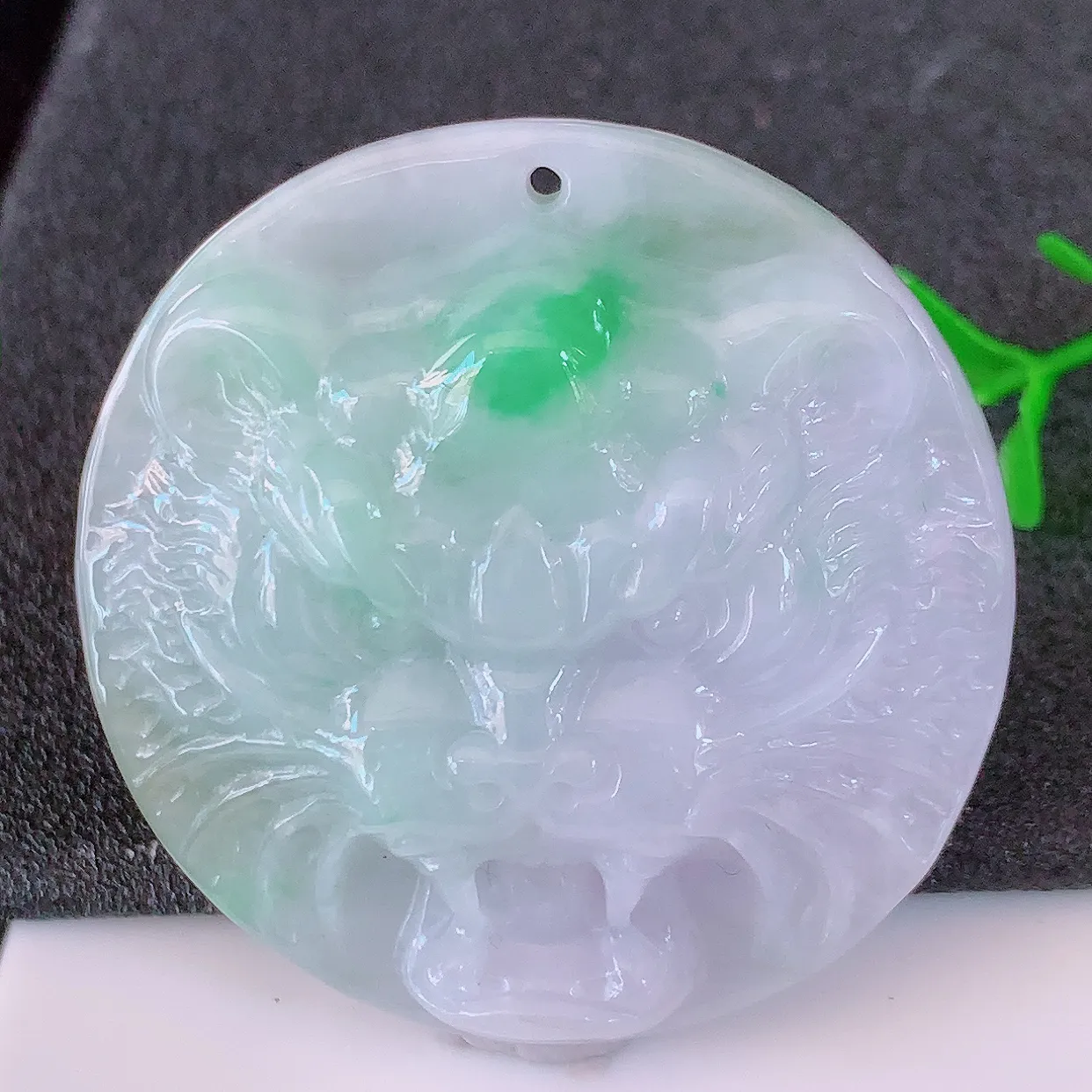 自然光实拍，冰润春带彩翡翠生肖虎虎生威吊坠，种老水足，雕工精湛 ，寓意美好， 佩戴时尚出众！#87.16