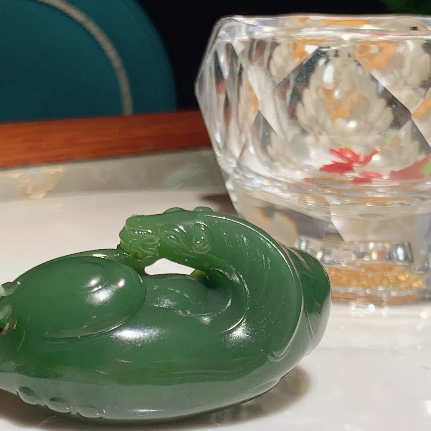 和田玉菠菜绿俄罗斯碧玉马到成功马挂件。尺寸49/25/18重41克。玉质细腻油润。手推出油。佩戴高端典雅。lt251220