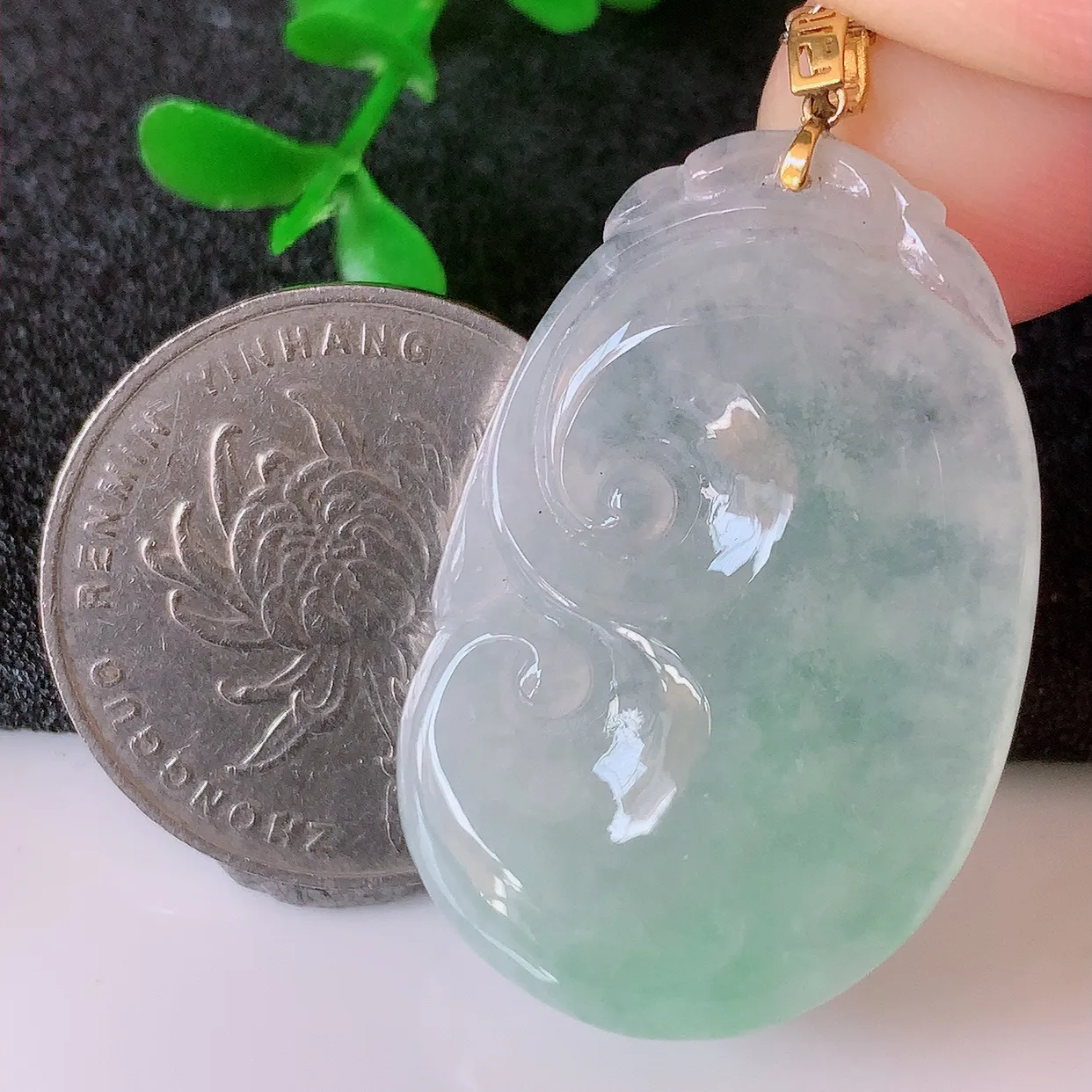 18k金镶嵌冰种飘绿翡翠如意吊坠，款式新颖时尚，日常百搭的款。清秀高雅，佩戴优雅高贵！#41.18整体39裸石34.5*22.5*5