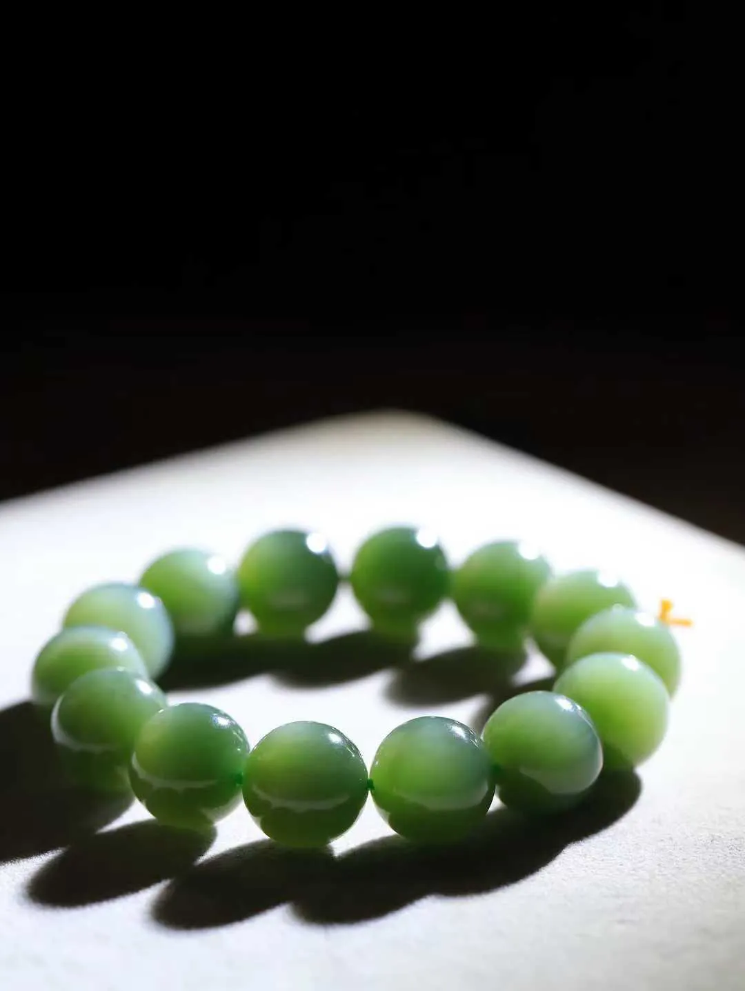 【珠圆玉润.手串】

收藏级和田玉碧玉猫眼珠圆玉润手串 玉质温润细腻  整串打磨圆润，佩戴舒适。珠珠落玉盘，间关莺语花底滑，一生美好时光，无论身在何处，都有它相伴相守。事事顺遂，幸福美满，吉祥如意。重74.7克 尺寸取一15mm  FDA-221251933