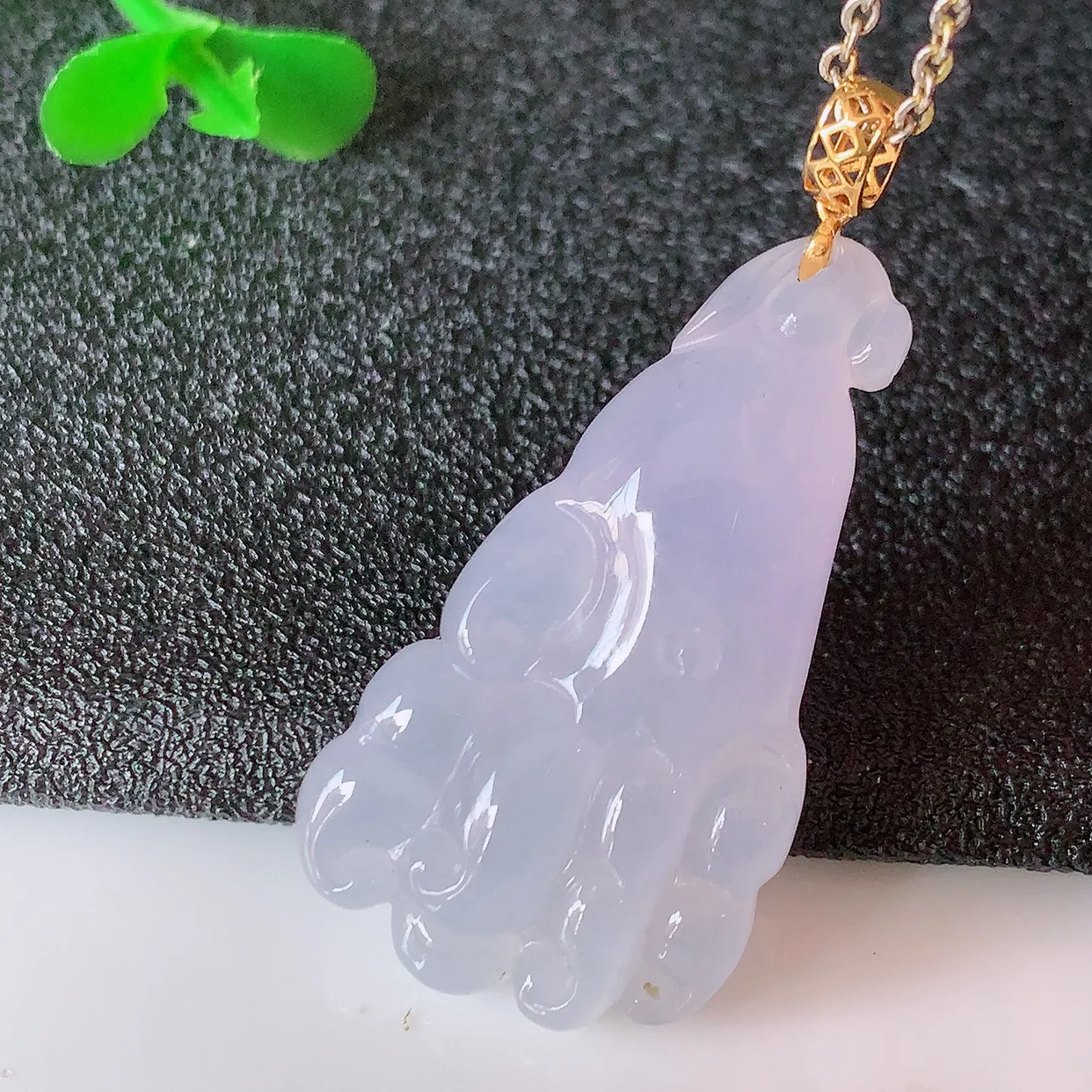 自然光实拍，18K金镶冰种紫罗兰翡翠佛手吊坠，款式新颖，佩戴效果时尚出众，尽显气质，玉质细腻，美感十足。#1.18整体35裸石29.5*16.5*6.5