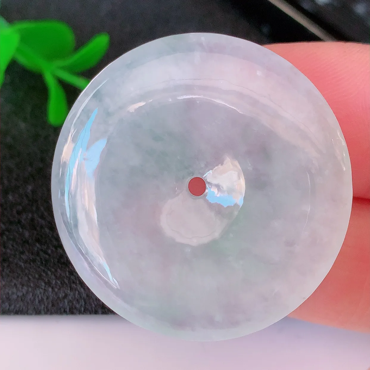 自然光实拍，冰种翡翠平安扣吊坠，平安是福；冰透，很美的料子， 平安扣佩戴优雅迷人！#57.16