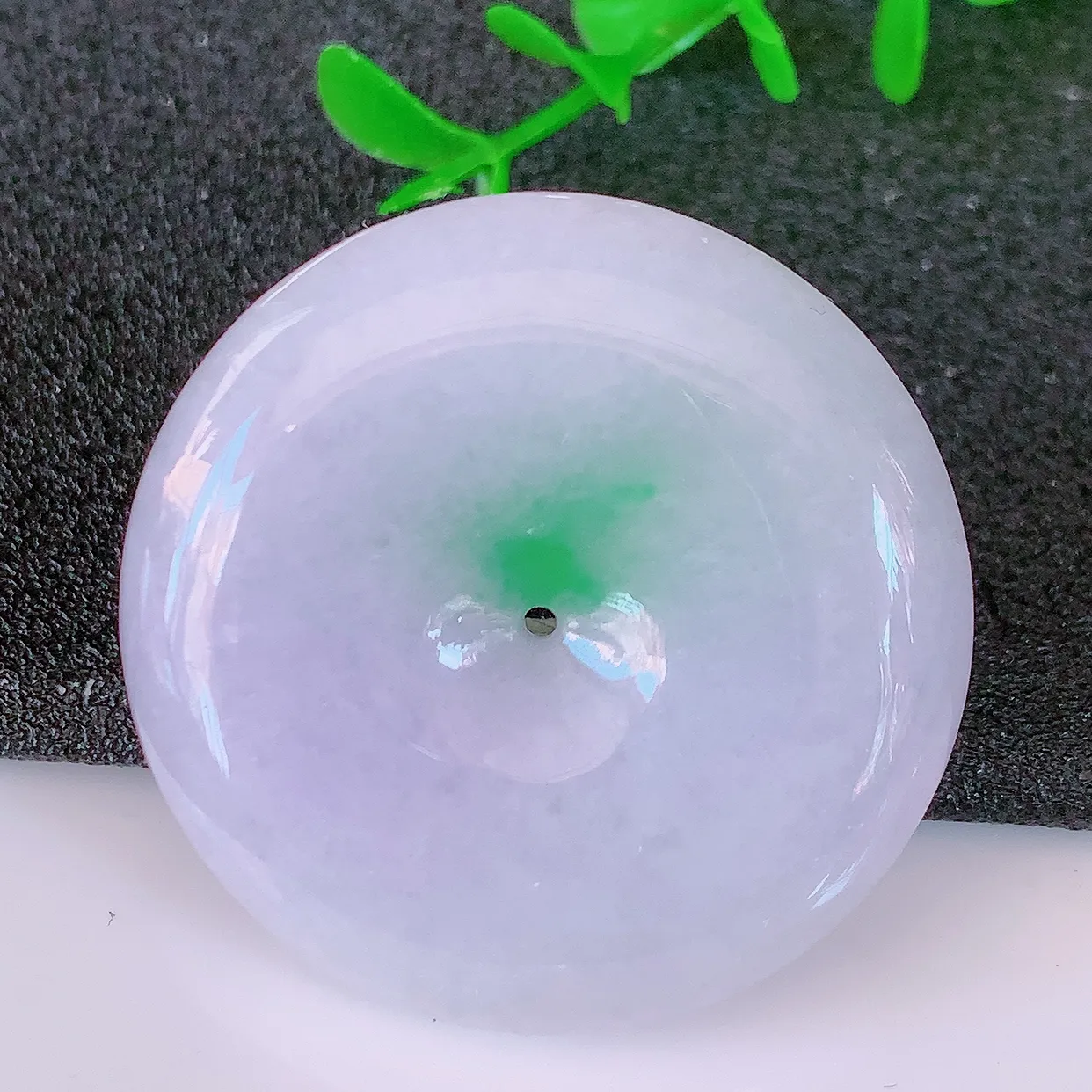 自然光实拍，冰润飘绿翡翠平安扣吊坠，平安是福；很美的料子， 平安扣佩戴优雅迷人！#57.16