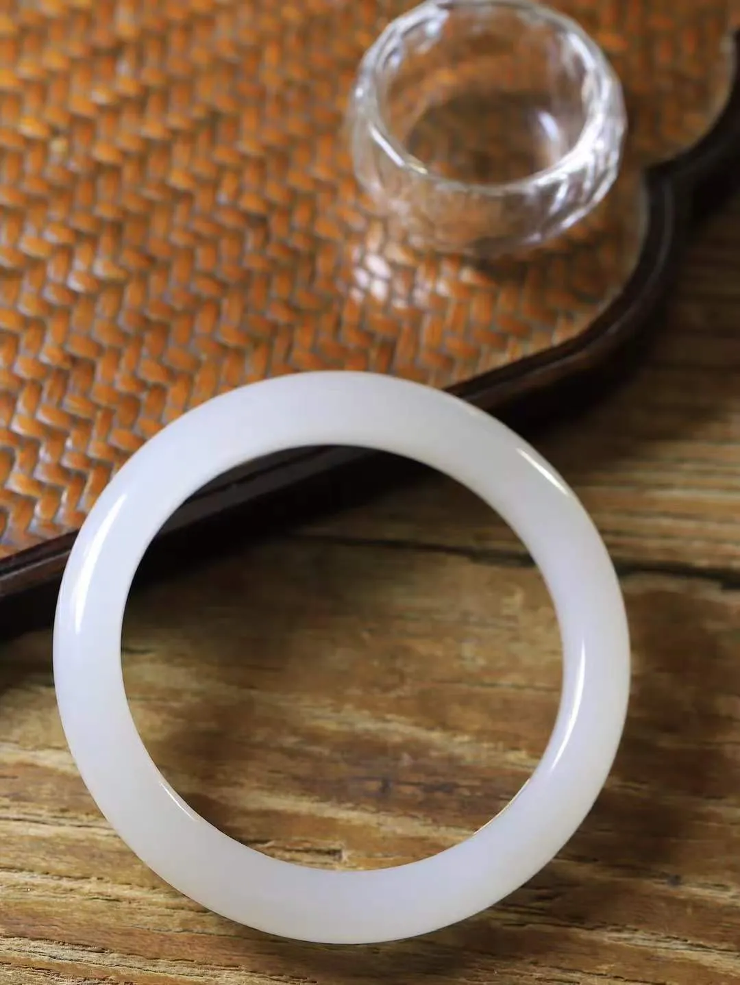 【情有独钟.手镯】

精品和田玉白玉手镯 玉质温润细腻 油性十足 手感舒适，高华雅逸，线条流畅，简约大气，美自天成，素雅高贵。佩戴于腕间，婉约之美，举手投足间透出那低调奢华。重60克 内径60mm 尺寸12.4-9.1mm   FDA-791251951