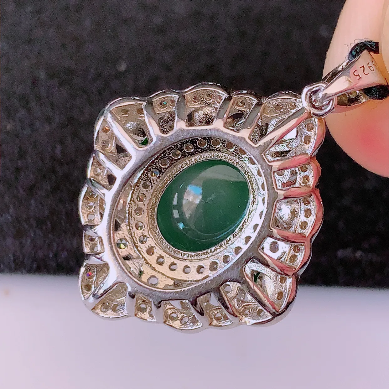 冰透满绿翡翠925银镶嵌吊坠，自然光实拍，翠色灵动，颜色漂亮，种老水足，品相佳，佩戴佳品！#97.16整体29.5*20*9.6 裸石9.2*9.2