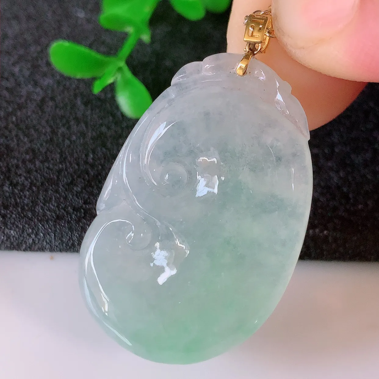 18k金镶嵌冰种飘绿翡翠如意吊坠，款式新颖时尚，日常百搭的款。清秀高雅，佩戴优雅高贵！#41.18整体39裸石34.5*22.5*5