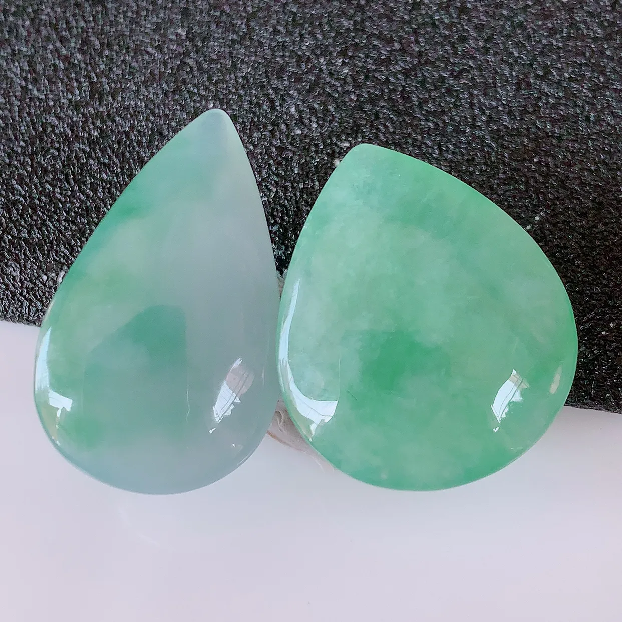 自然光实拍，冰润飘绿翡翠一对水滴，戒面，蛋面，种老水足，寓意美好，镶嵌更靓，佩戴时尚出众！#94.18尺寸24.2-15-7.2，21.5*18.2*6.5mm