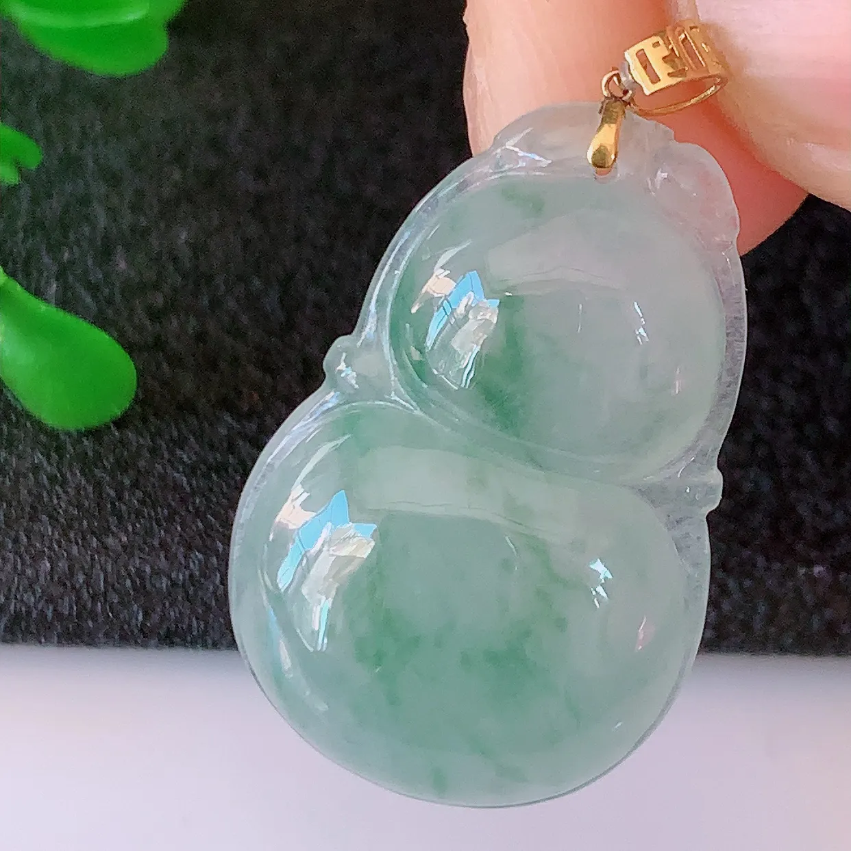 18K金镶嵌冰种飘花翡翠葫芦吊坠，葫芦寓意福禄双全，财源滚滚，品佳品， 佩戴效果优雅迷人！#49.16