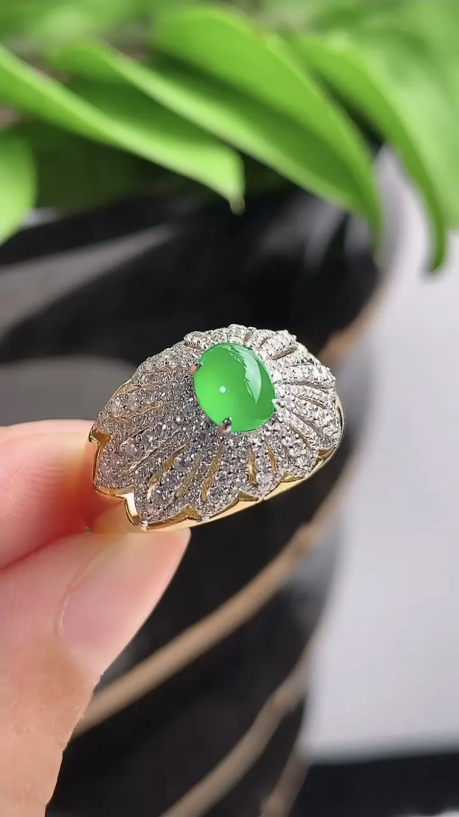 a货翡翠老坑冰种18K金伴钻镶嵌阳绿蛋面戒指 圈口17.5裸石尺寸6×4.8mm 重量4.54g 1215