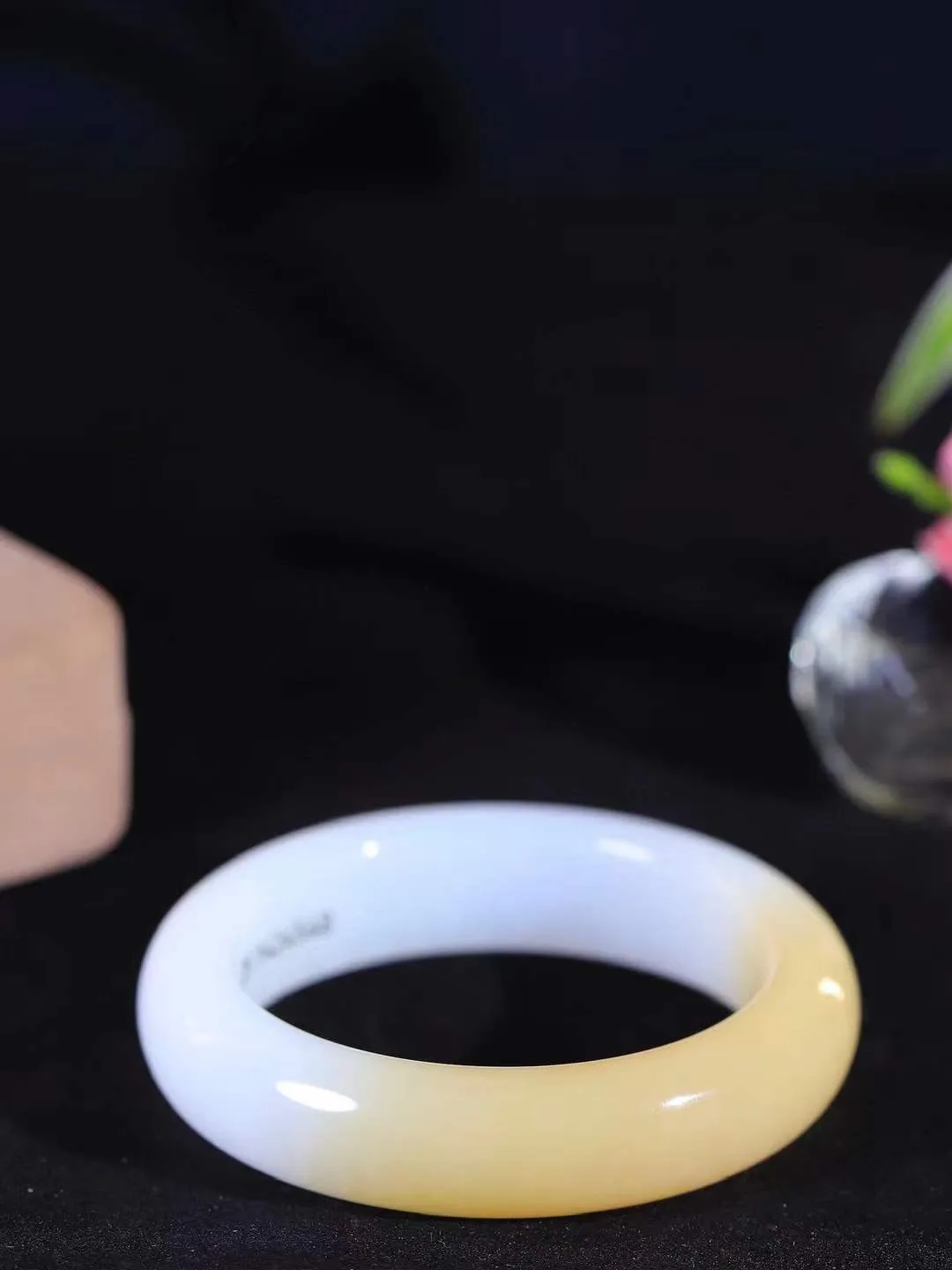 [温润如玉.手镯]

收藏级臻品和田玉糖白玉手镯。玉质温润细腻 油性十足 手感舒适，高华雅逸，线条