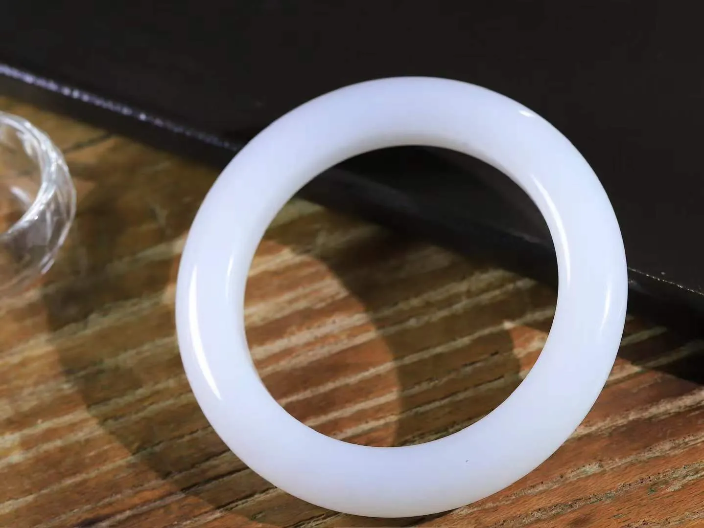 【婉约佳人.手镯】

收藏级臻品️和田玉白玉手镯 玉质温润细腻 油性十足 手感舒适，高华雅逸，线条流畅，简约大气，美自天成，素雅高贵。佩戴于腕间，婉约之美，举手投足间透出那份低调奢华。重85.2克 内径60.5mm  尺寸12.5-12.2mm   FDA-781201933