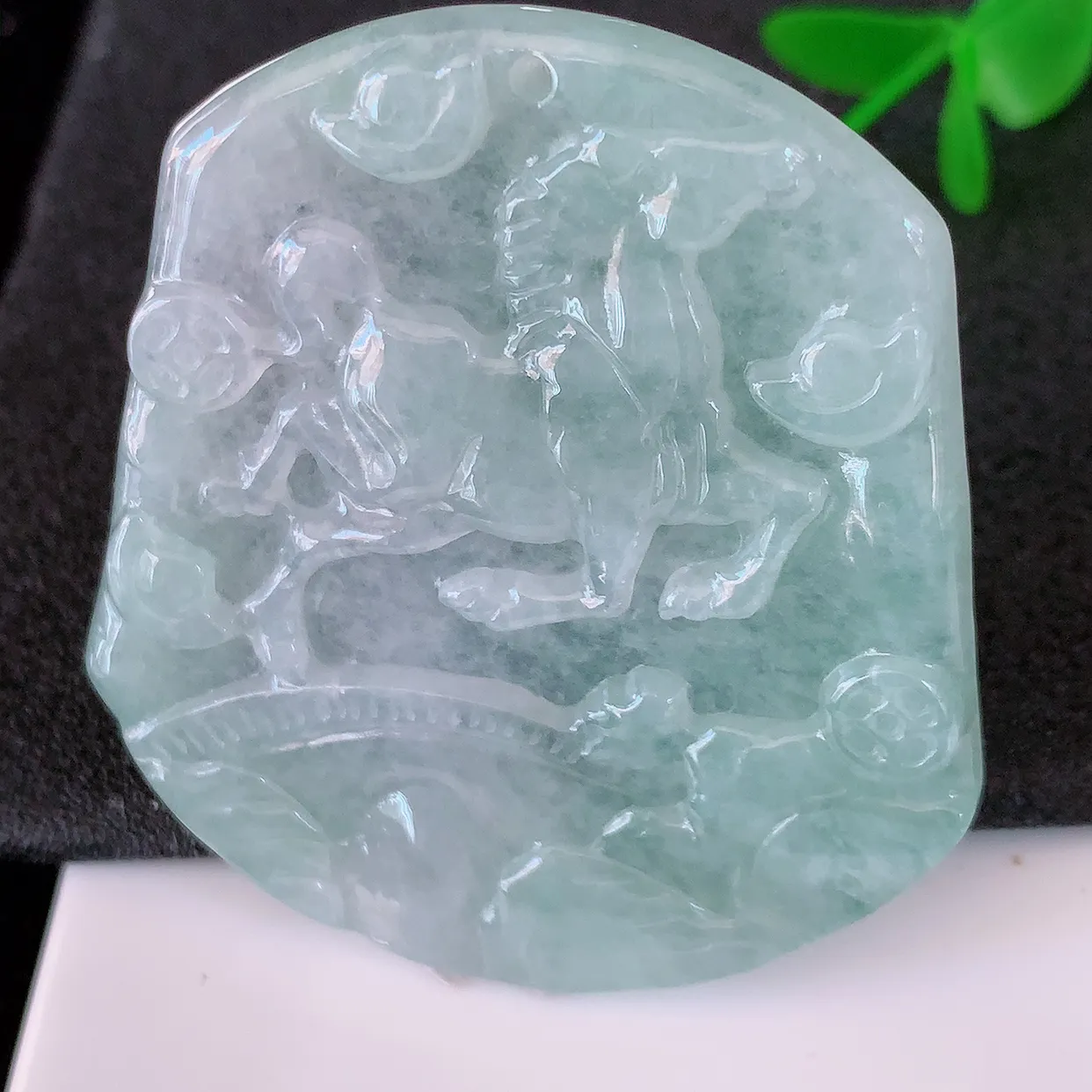 自然光实拍，冰种飘花翡翠生肖马牌吊坠，种老水足，雕工精湛 ，寓意美好， 佩戴时尚出众！#57.16