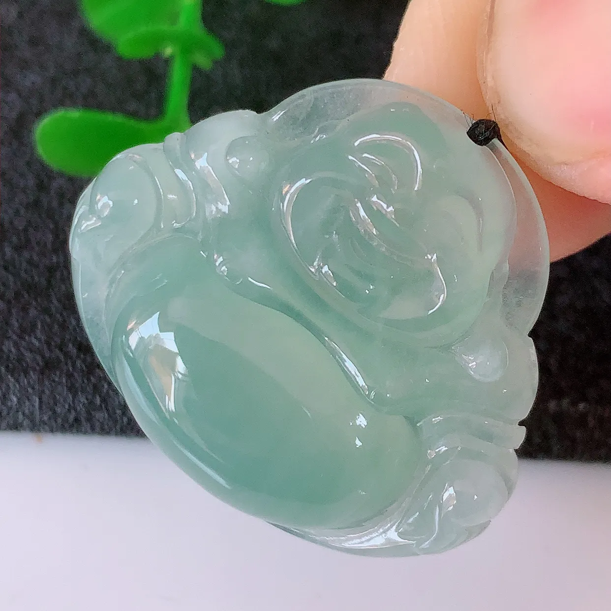 自然光实拍，冰种翡翠佛公吊坠，水灵起胶，翠色迷人，佛公在心中，一生平安，饱满圆润，开怀大笑佛公，配戴灵气十足！#57.18