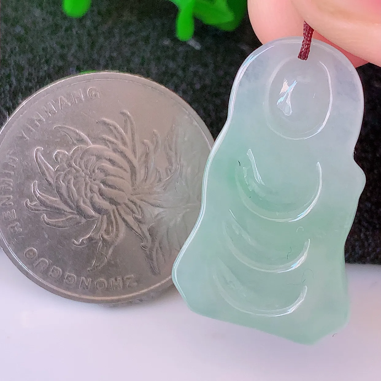 自然光实拍，冰飘绿翡翠招财财神爷吊坠，财神到你家里来，年年月月发大财，形态极为讨喜， 佩戴效果招财迷人#57.16