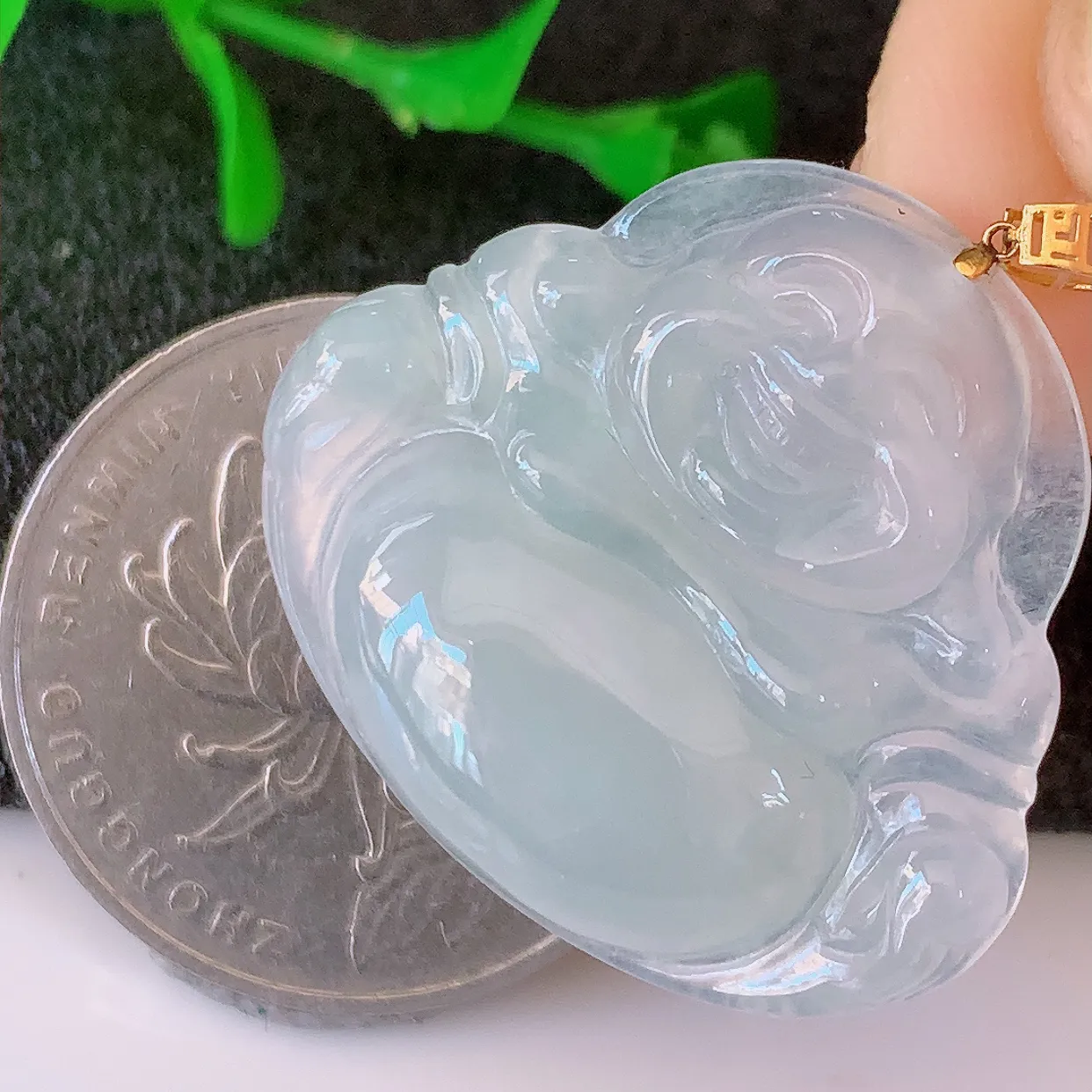 18k金镶嵌冰种翡翠佛公吊坠，款式新颖，佩戴效果时尚出众，尽显气质，水润精细， 美感十足。#49.16