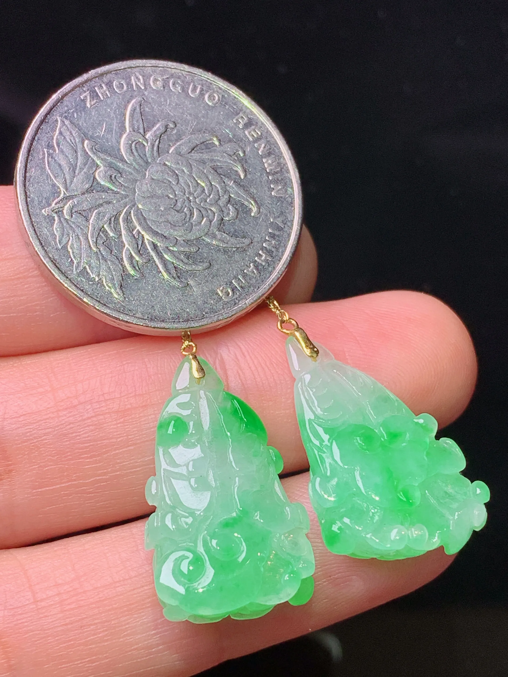 18k金镶嵌翠绿白菜耳坠 玉质细腻 色泽清新艳丽 整体尺寸45.7*14.5*7.5