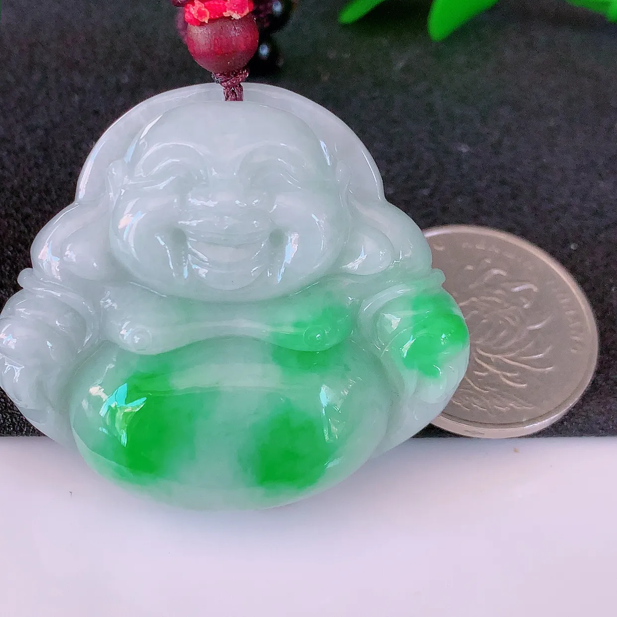 自然光实拍，大件厚装冰润飘阳绿翡翠佛公吊坠，开心笑佛，种老水足，颜色漂亮，立体饱满圆润， 佩戴效果赞#46.16