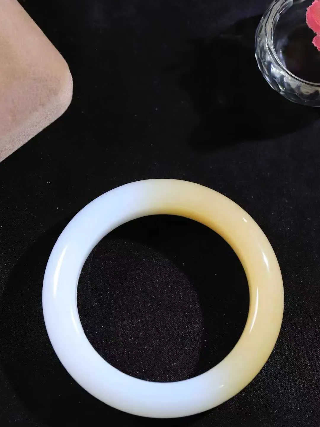 （一见倾心.手镯）

精品和田玉糖白玉手镯，玉质温润细腻 油性十足 手感舒适，高华雅逸，线条流畅，简约大气，美自天成，素雅高贵。佩戴于腕间，婉约之美，举手投足间透出那低调奢华。重75.3克  尺寸53-15-10.6mm  561251936A