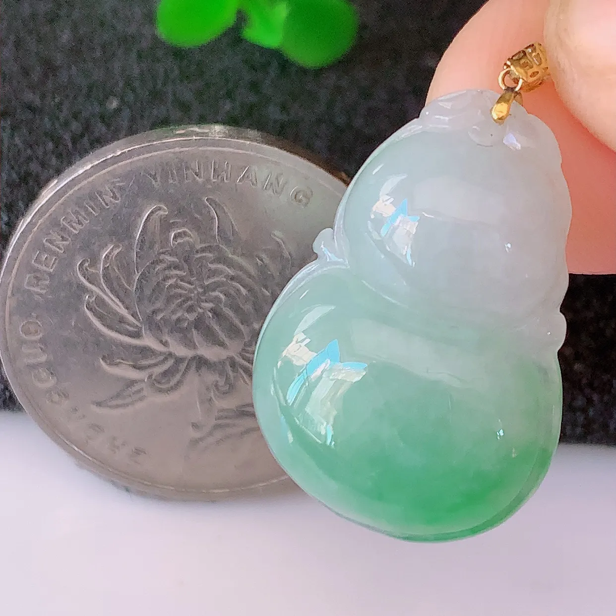 18K金镶嵌冰润飘绿翡翠葫芦吊坠，葫芦寓意福禄双全，财源滚滚，品佳品， 佩戴效果优雅迷人！#49.16