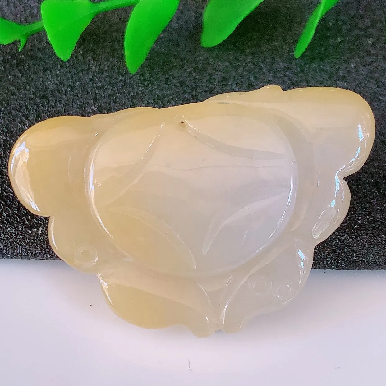 自然光实拍，冰润黄翡蝴蝶翡翠吊坠，种老水足，雕工精湛 ，寓意美好， 佩戴时尚出众！#57.16