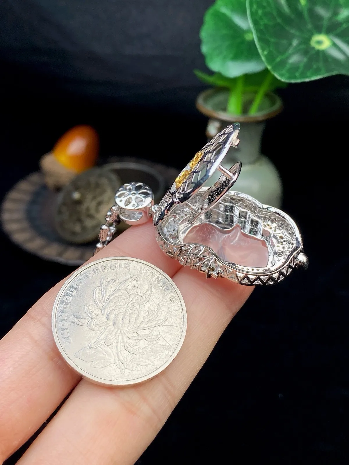 【冰种蝴蝶仙子】小可爱，高冰底子，精品，设计款镶嵌，18k金钻镶嵌，裸石尺寸21.4*15.6*3毫米