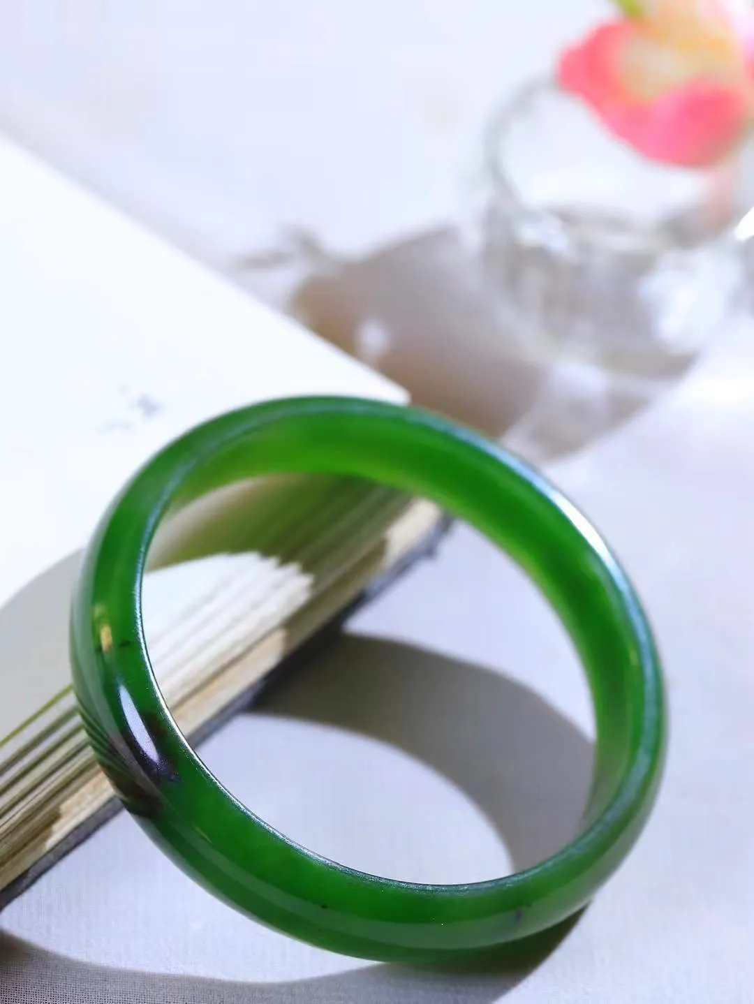 【碧波流转·手镯】

收藏级和田玉碧玉手镯，玉质细腻温润，手感舒适，️线条流畅，简约大气，美自天成，佩戴于腕间，婉约之美，举手投足间透出那份低调奢华，醉人心扉。
重35克 内径圈口55mm尺寸12.4-6mm  FDA-131201908