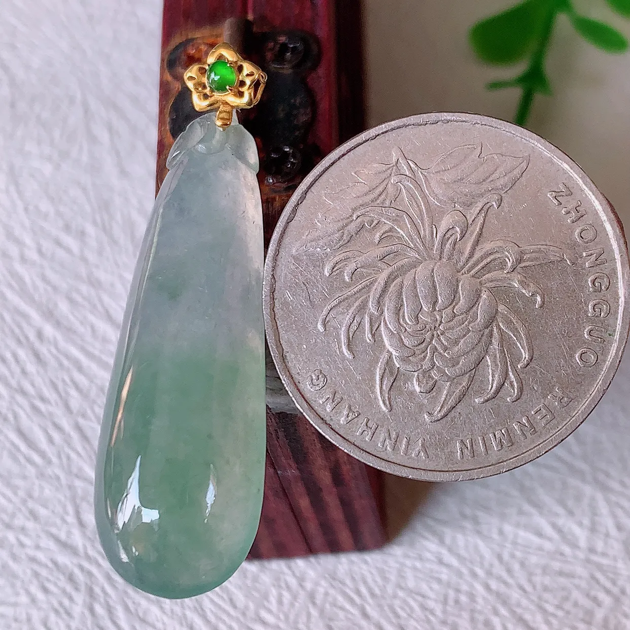 18K金镶嵌冰种飘花翡翠招财福瓜吊坠，精美饱满福瓜，种水足，形态圆润饱满，福相十足 ！#12.18