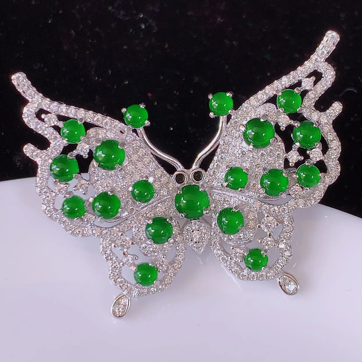 冰透满绿翡翠925银镶嵌蝴蝶胸针，自然光实拍，翠色灵动，颜色漂亮，种老水足，品相佳，佩戴佳品！#97.18整体41*33*9.5裸石3.5*3.5