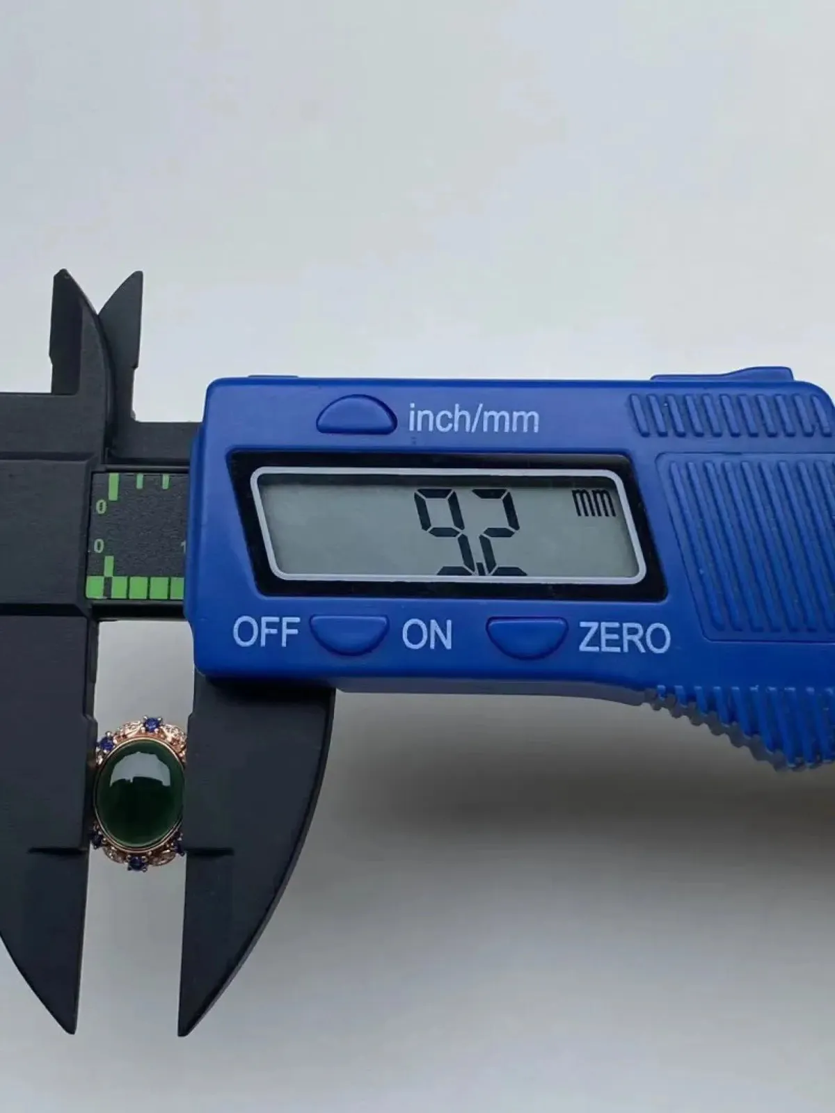 墨翠：【蛋面戒指】18K金+南非钻镶嵌，细腻干净，黑度极黑，性价比高·做工精致，打灯透绿 裸石尺寸：10.9*9.2*6.5