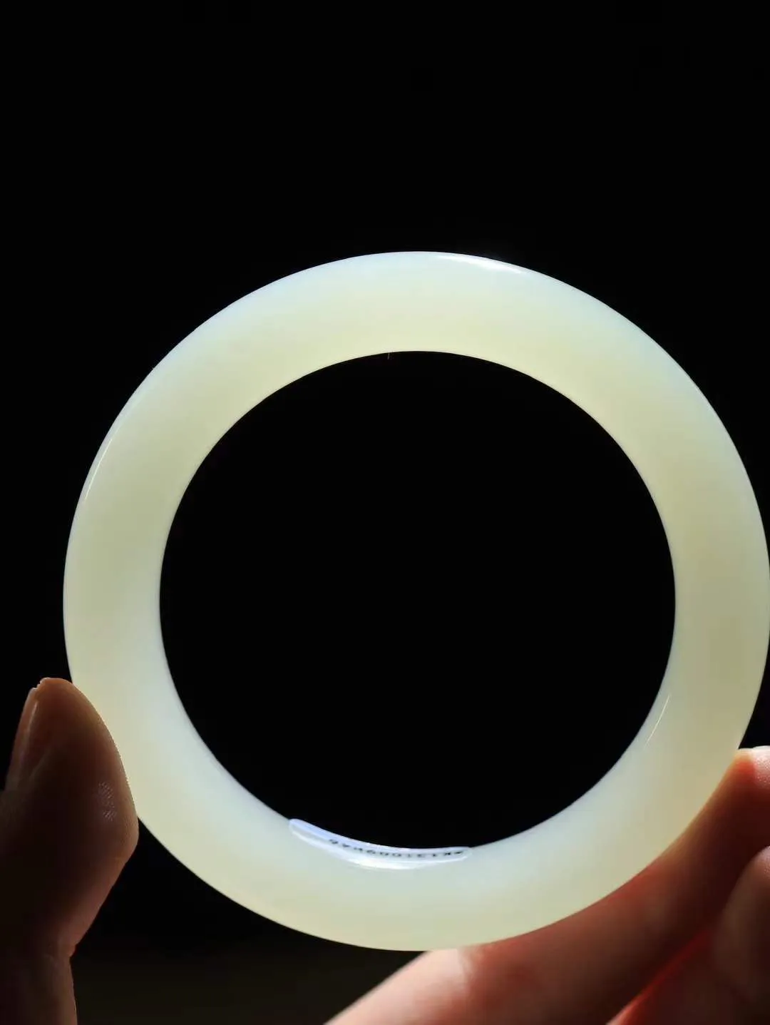 （腕间雅致.手镯）

精品和田玉晴水手镯 质地油润，大气雅致，清风明月潺潺，浮浮洗尽铅华随于心，净于念……重69.65克  尺寸60.3-11.2-11.1mm fDL-991251954