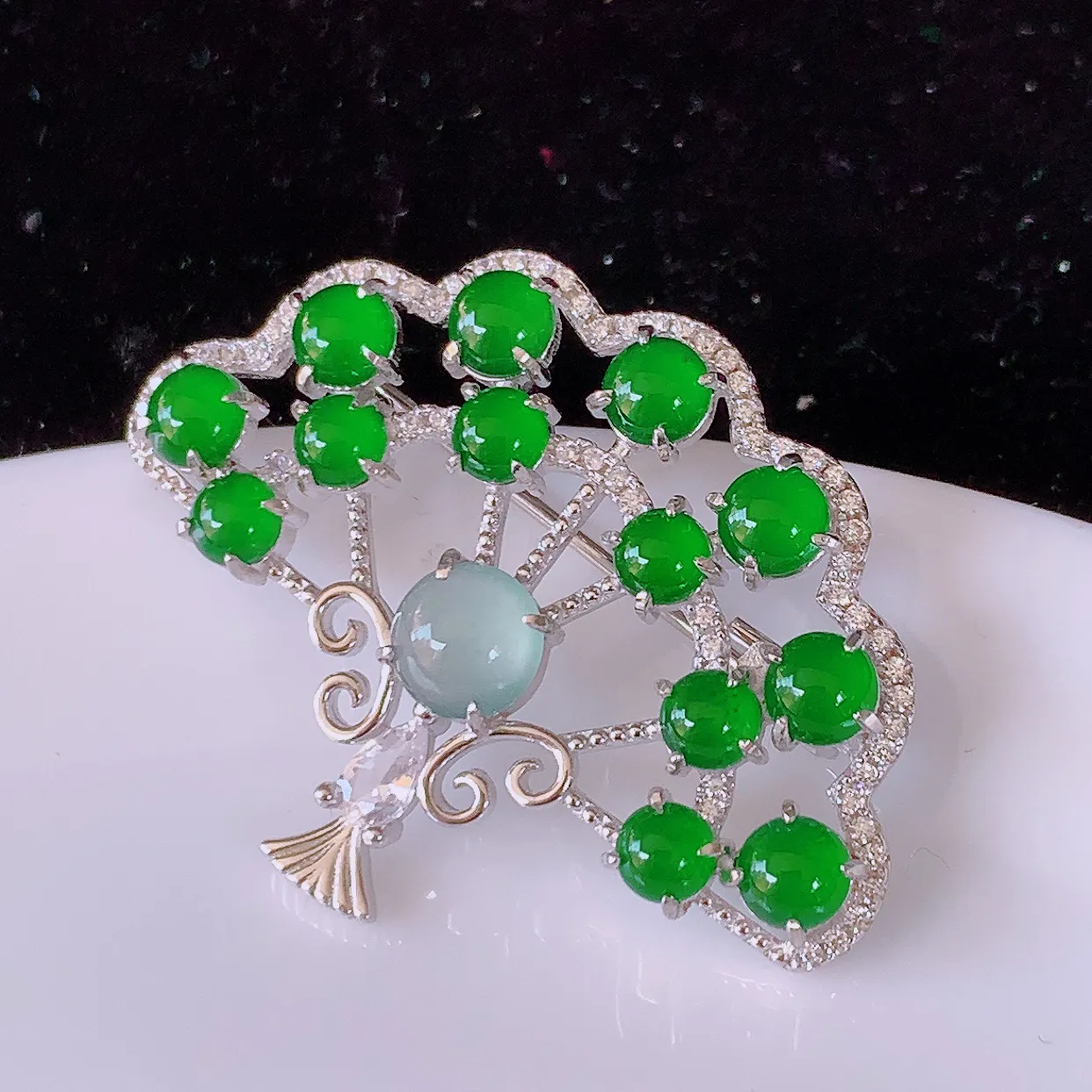 冰透满绿翡翠925银镶嵌胸针，自然光实拍，翠色灵动，颜色漂亮，种老水足，品相佳，佩戴佳品！#97.18整体38*28*8.8裸石6-6