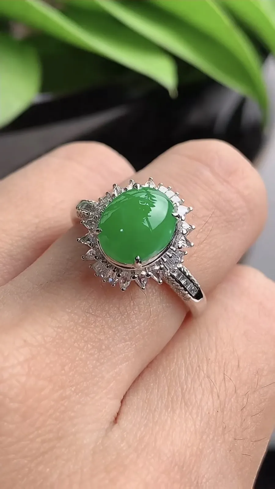 a货翡翠老坑冰种18K金伴钻镶嵌阳绿蛋面戒指 圈口17.5裸石尺寸8.6×7.2mm 重量3.53g 1215