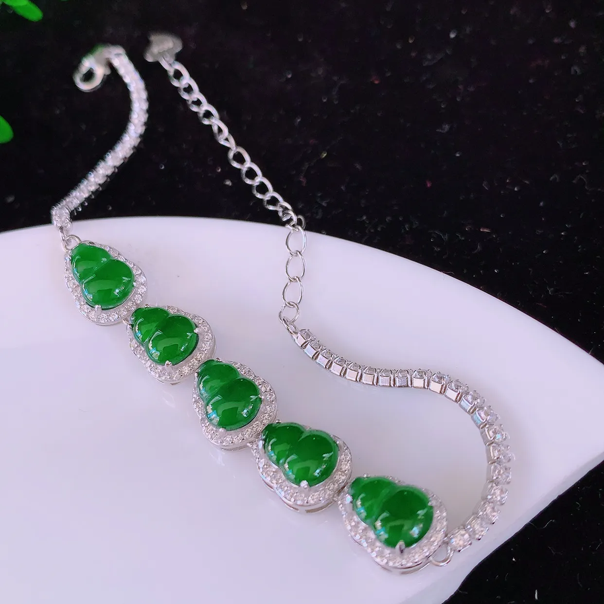 冰透满绿翡翠925银镶嵌葫芦手链，自然光实拍，翠色灵动，颜色漂亮，种老水足，品相佳，佩戴佳品！#97.16取一整体10.5-8.5*5.6 裸石8*6