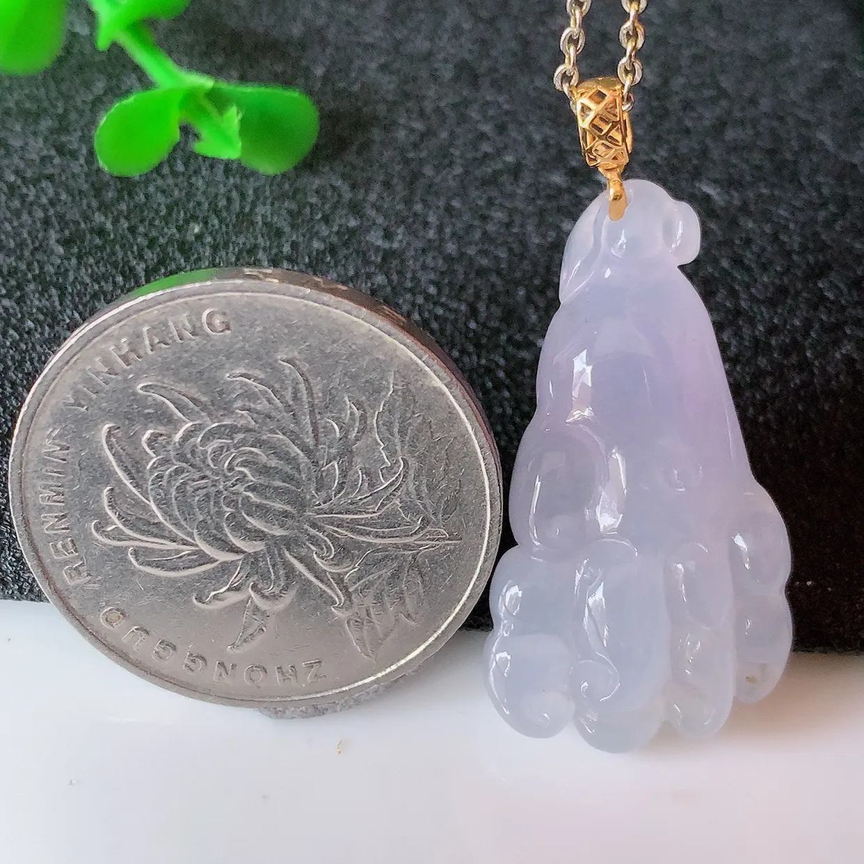 自然光实拍，18K金镶冰种紫罗兰翡翠佛手吊坠，款式新颖，佩戴效果时尚出众，尽显气质，玉质细腻，美感十足。#1.18整体35裸石29.5*16.5*6.5