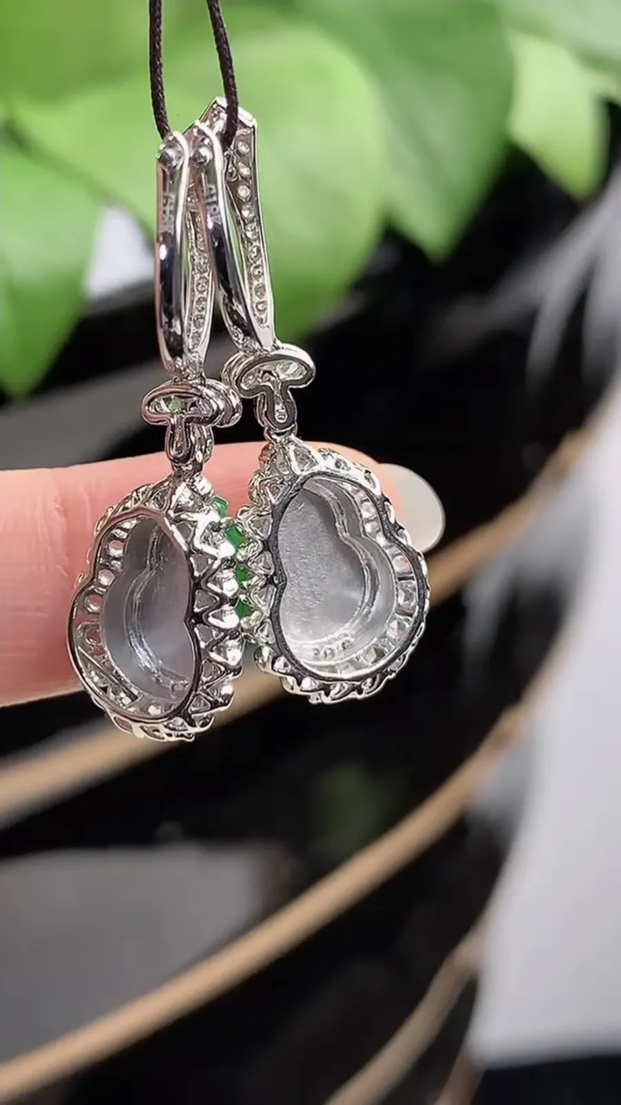 a货翡翠冰种18K金伴钻镶嵌阳绿葫芦耳坠 尺寸9.5×6.3×6.6裸石9.7×6.4mm 重量4.06g 1216