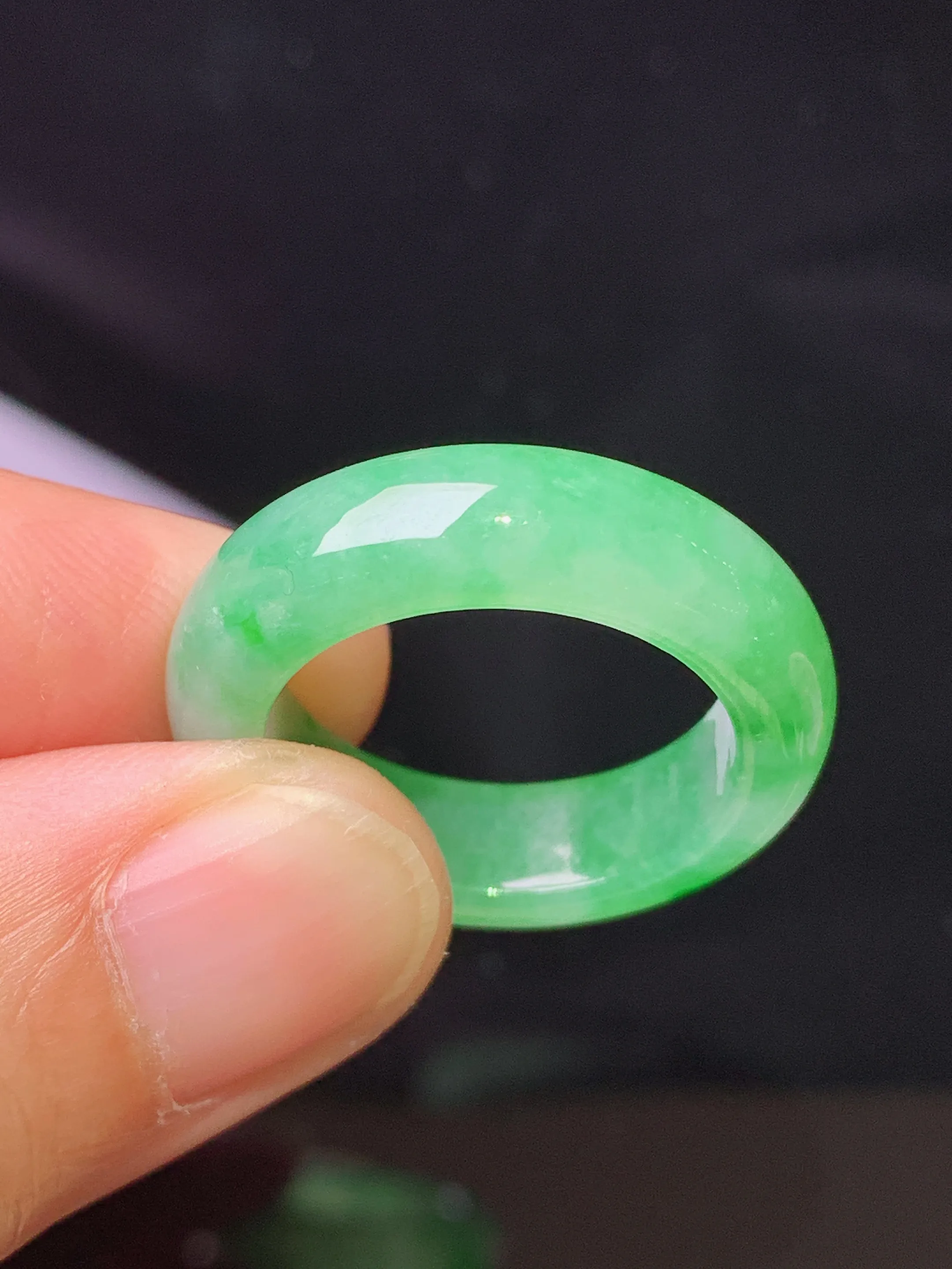 翠绿指环  玉质细腻 色泽清新艳丽 圈口15.5 整体尺寸25.3*6*4