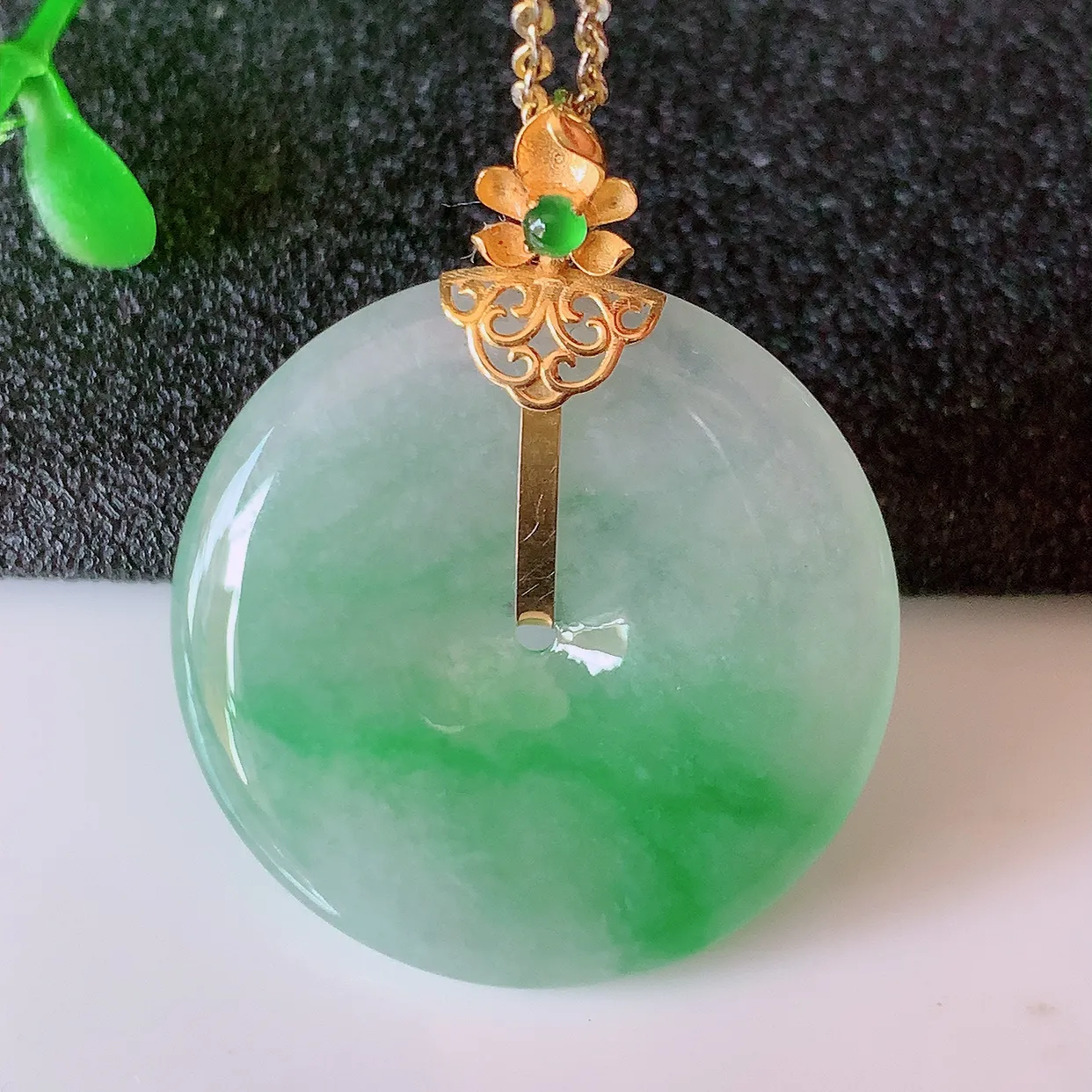 自然光实拍，18K金镶嵌冰种飘绿翡翠平安扣吊坠，玉扣，冰润光泽，寓意平平安安，平安扣佩戴时尚漂亮！#41.18整体30.5*24.5*5裸石24.5*24.5