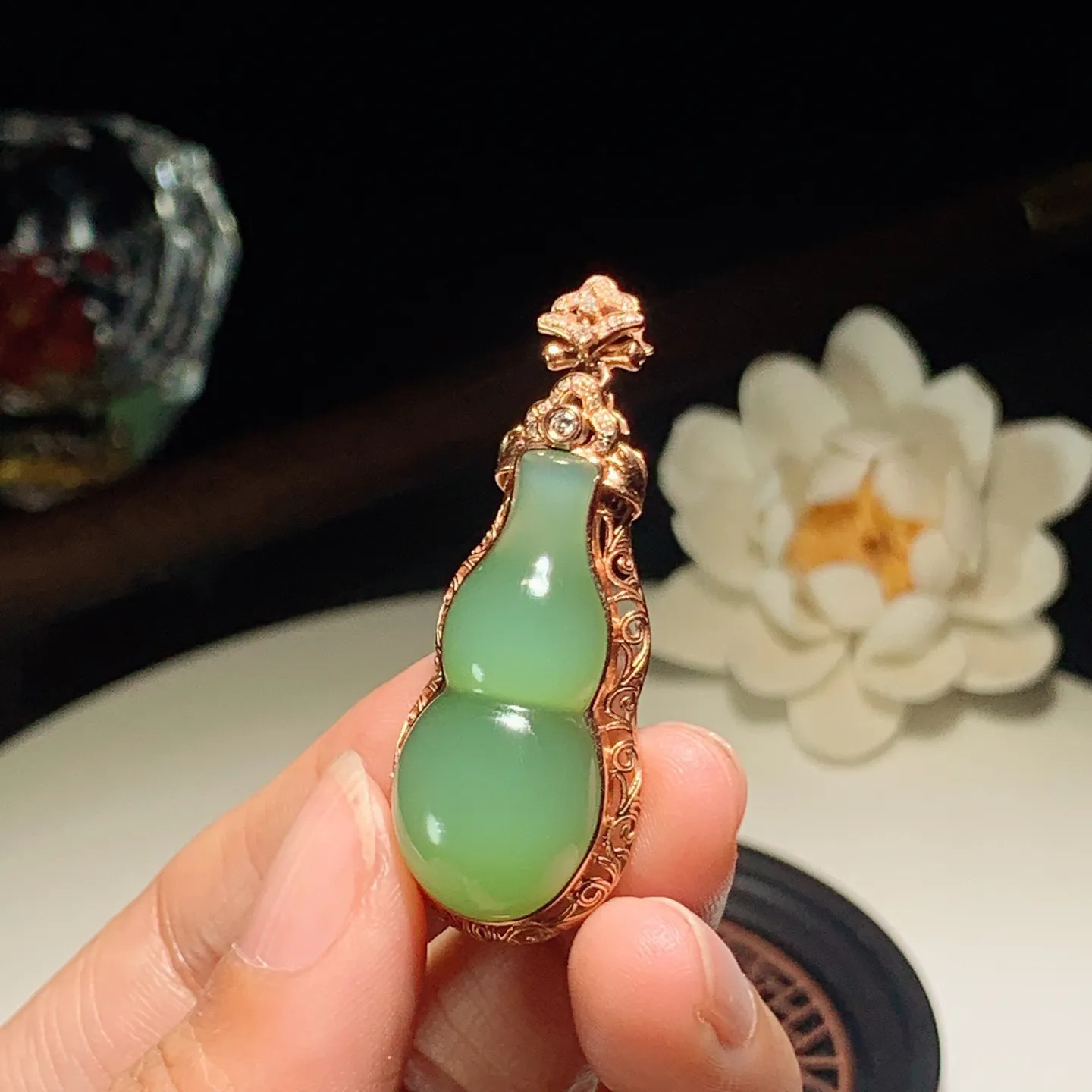 和田玉阳绿猫眼18k金俄罗斯碧玉福禄葫芦挂件。尺寸32/15/10重7.5克。玉质细腻油润。手推出油。佩戴高端典雅。lt251220