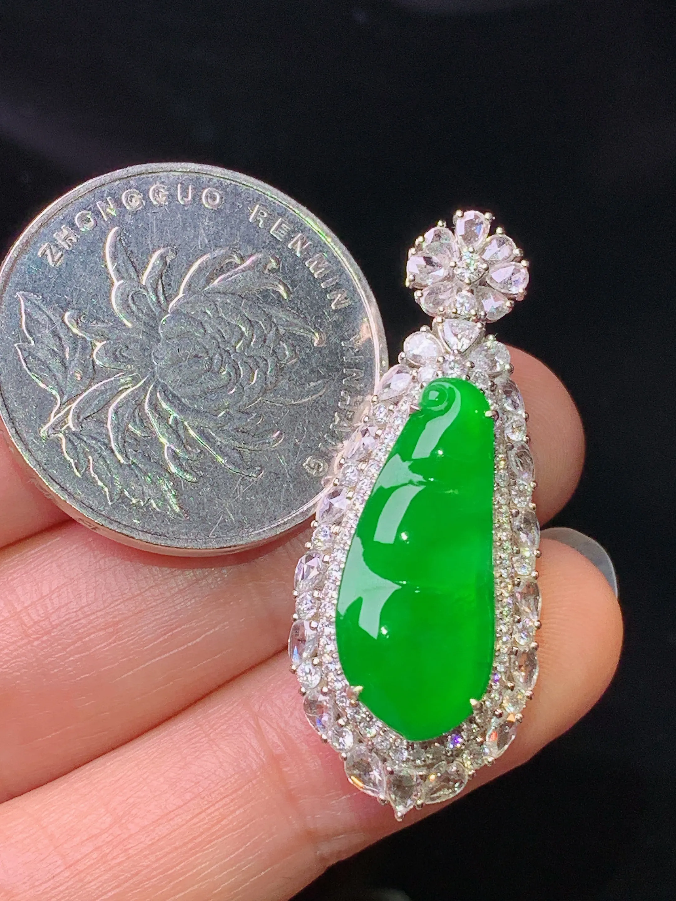 18k金钻镶嵌满绿四季豆吊坠 玉质细腻 色泽清新艳丽 整体尺寸36.5*14.8*10.2