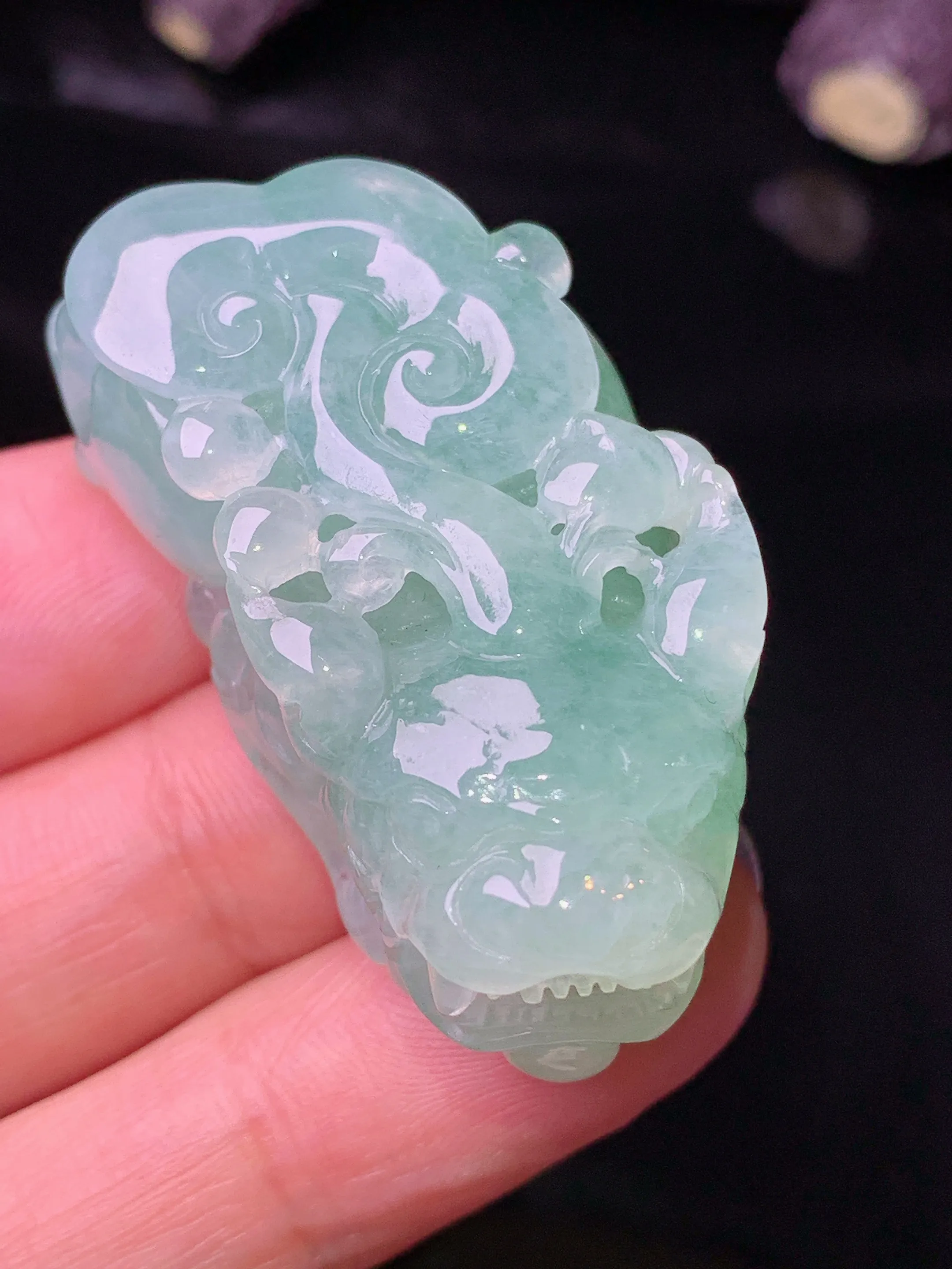 飘绿貔貅吊坠 玉质细腻 色泽清新艳丽 整体尺寸43.3*21.5*15.2