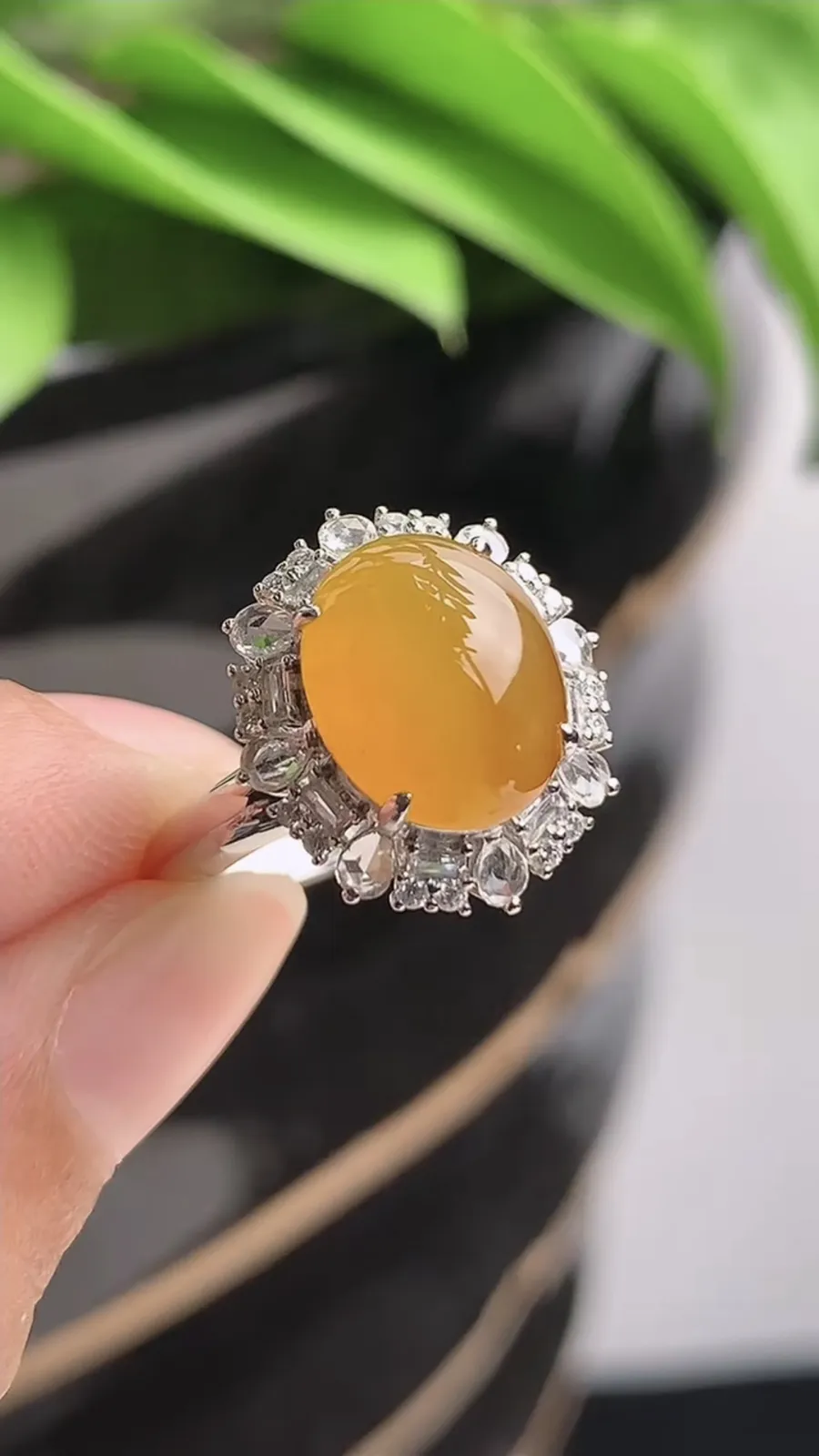 a货翡翠老坑冰种18K金伴钻镶嵌黄翡蛋面戒指 圈口17.6裸石尺寸10.7×8.7mm 重量4.08g 1215