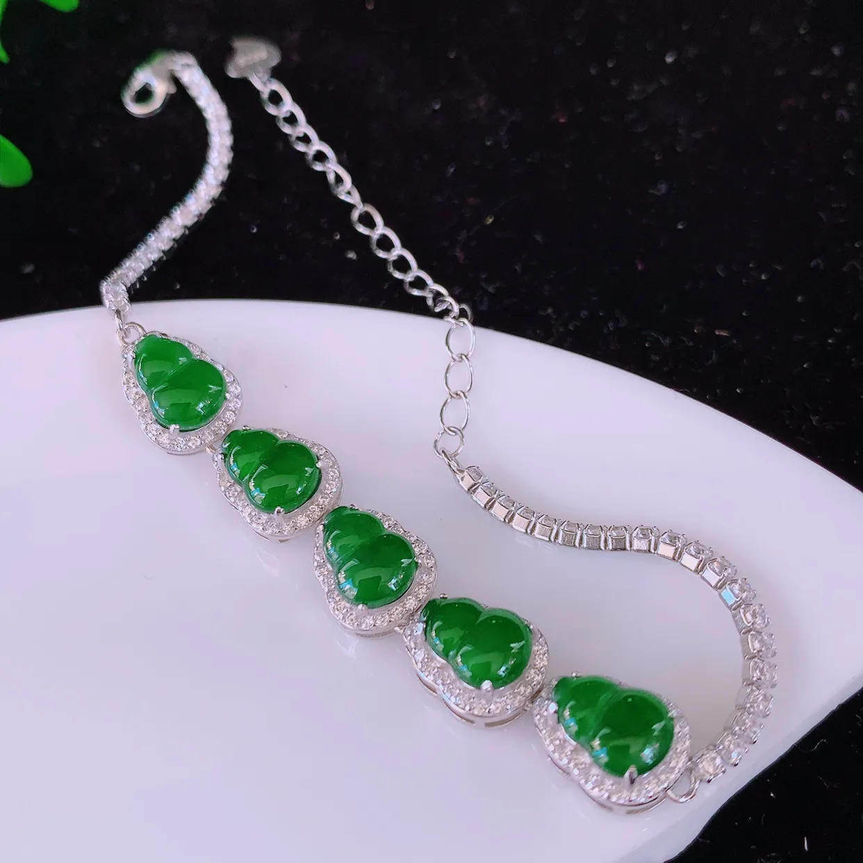 冰透满绿翡翠925银镶嵌葫芦手链，自然光实拍，翠色灵动，颜色漂亮，种老水足，品相佳，佩戴佳品！#97.16取一整体10.5-8.5*5.6 裸石8*6