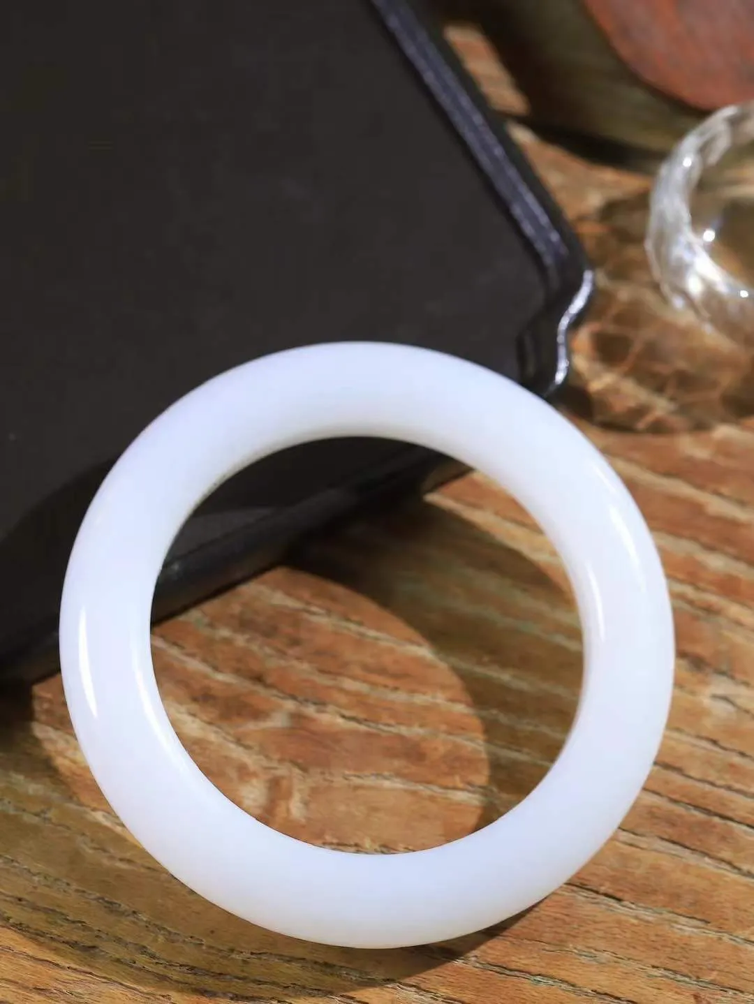 【婉约佳人.手镯】

收藏级臻品️和田玉白玉手镯 玉质温润细腻 油性十足 手感舒适，高华雅逸，线条流畅，简约大气，美自天成，素雅高贵。佩戴于腕间，婉约之美，举手投足间透出那份低调奢华。重85.2克 内径60.5mm  尺寸12.5-12.2mm   FDA-781201933