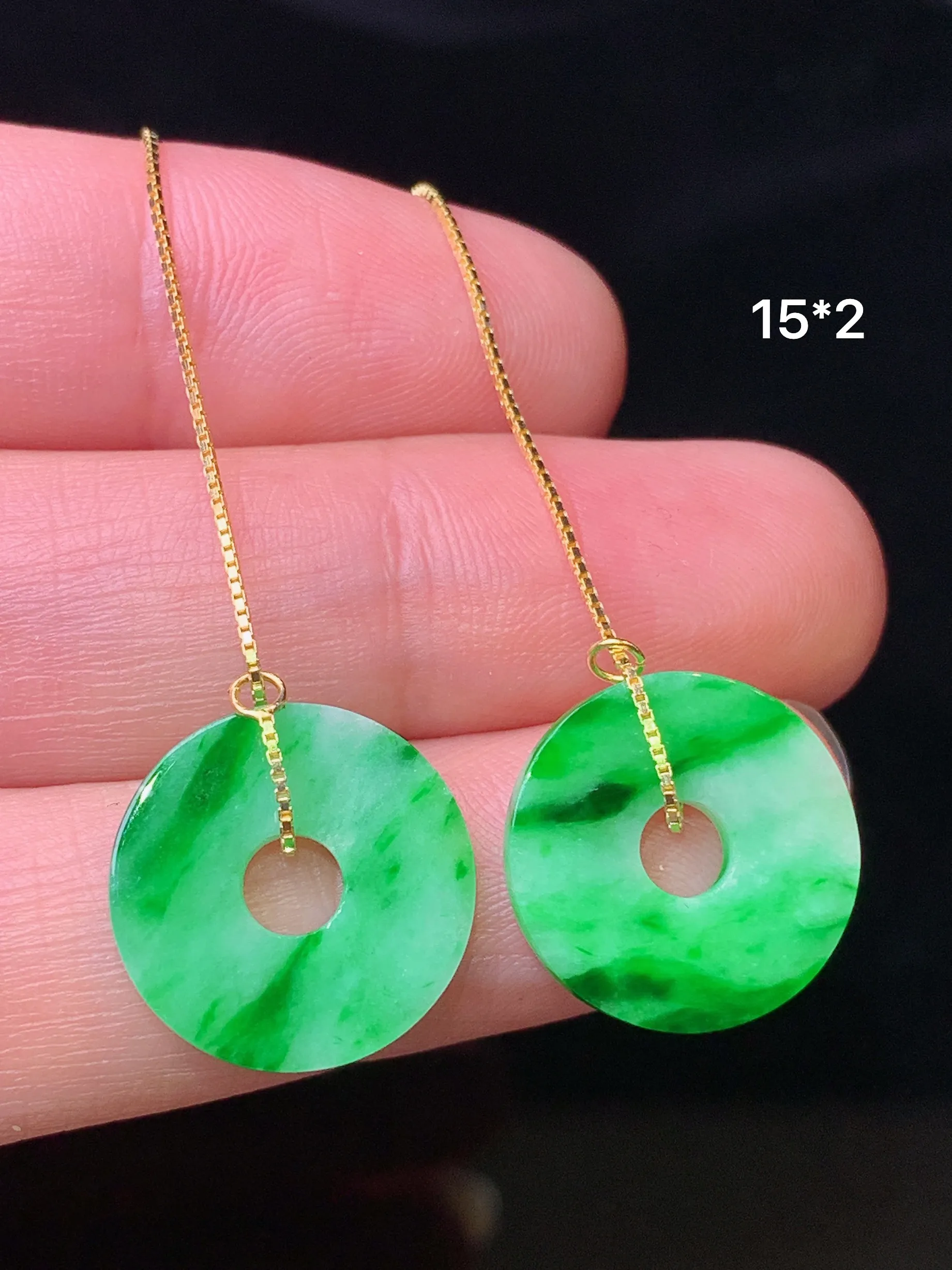 925银镶嵌翠绿平安环耳坠 玉质细腻 色泽清新艳丽 整体尺寸15*2