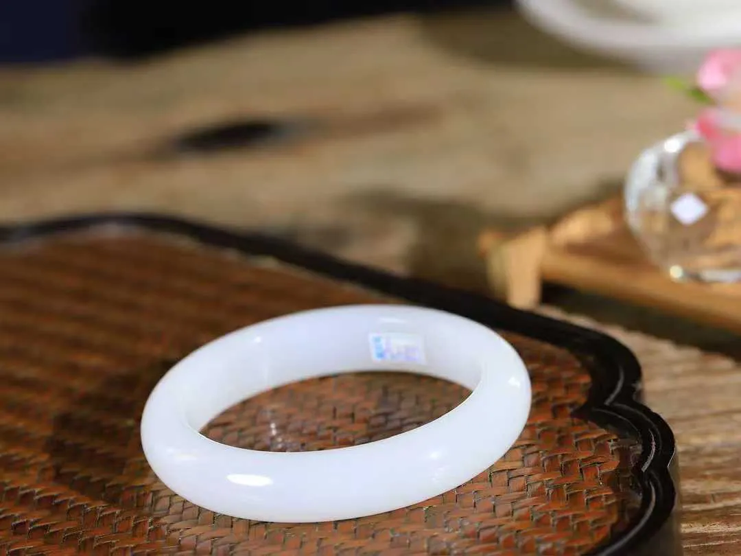 【一见钟情·手镯】

精品和田玉白玉手镯。镯型饱满，温润细腻，脂润沁香。️执一卷书，沏一盏茶